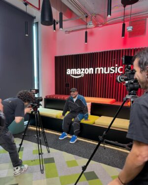 Aczino Instagram - Hoy estuvimos por @amazonmusicmx mostrando el nuevo material 🤟🏽 Este 2 de Mayo estrenamos música 🔥