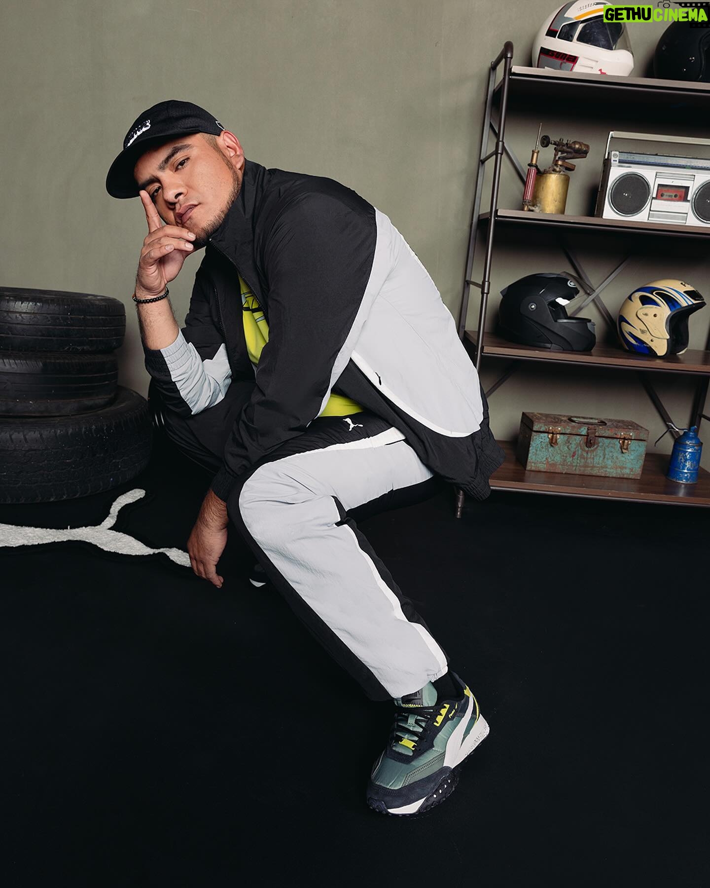 Aczino Instagram - Descubre junto a @aczino_oficial el toque ochentero que BLACK TOP RIDER añade a tu look. ¡Haz que tu estilo también sea parte del rap! 🎤👟