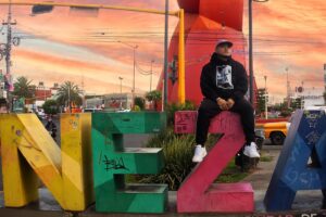 Aczino Instagram - Mañana estrenamos “NEZA” feat @therealkidfrost Producida por mis hermanos @scoopdeville y @hetgrenci con la fotografía y dirección del maestro @estevanoriol 🔥