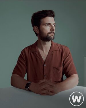 Adam Scott Instagram - Thank you to @thewrap for chatting with me about Severance and other stuff, but especially for allowing me to intertwine my fingers in this photo!

Stylist @ilariaurbinati 
MU @ellefavmakeup 
H @darbiewieczorek