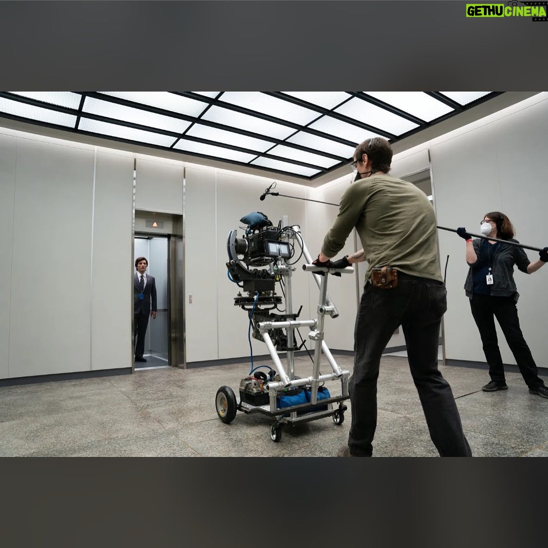Adam Scott Instagram - Photographic evidence of how rad the cast & crew of Severance is…their hard work, focus & dedication makes the show what it is. ❤️❤️❤️