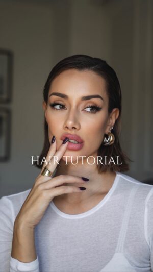 Adara Molinero Instagram - La de veces que me habéis pedido el peinado del pelo engominado! Aquí lo tenéis 💘 
Podéis hacerlo con la raya en el lado o hacia atrás exactamente igual que en el vídeo. 
Utiliza cualquier gomina y laca. La última vez que pases el cepillo pasa tus manos para que quede más natural. 

Besossss♥️🤓