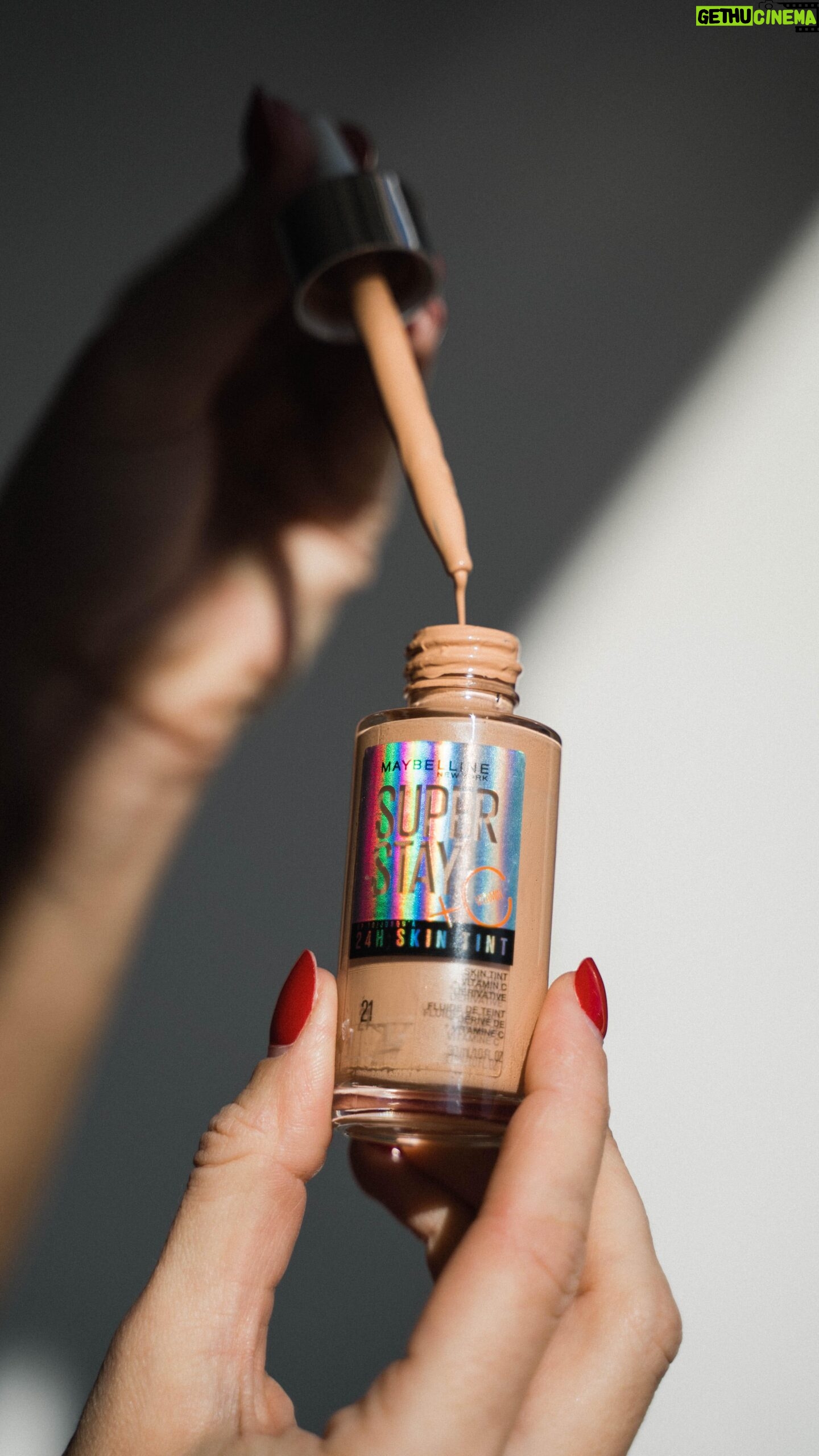 Adara Molinero Instagram - #embajadora Con la base de maquillaje ligera Super Stay Skin Tint! Me deja la piel súper natural y súper iluminada. Tiene vitamina C y encima dura 24 horas! Consigue una piel preciosa ✨💕 @maybelline_es #enciendetupiel #maybelline_es #skintint