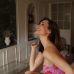 Adara Molinero Instagram - Puedo salir de casa sin maquillar, pero no sin mi pintalabios. Aquí os dejo mi descubrimiento que amaréis. 💕💕💕💕 @farmasiespana y #farmasi #comingsoon