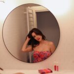 Adara Molinero Instagram - Puedo salir de casa sin maquillar, pero no sin mi pintalabios. Aquí os dejo mi descubrimiento que amaréis. 💕💕💕💕 @farmasiespana y #farmasi #comingsoon