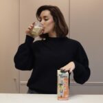 Adara Molinero Instagram - Después de probar bastantes bebidas vegetales me quedo con esta de avena natural de VegeDia. Es la más completa con un montón de beneficios y como ya sabéis lo que más me gusta es que no lleva ni azúcar ni edulcorantes 😍 @dia_esp #HechoEnDia #NuevaCalidadDia #VegeDia #publi