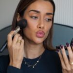Adara Molinero Instagram - Mi make up diario ✨💄 Antes de nada como tengo piel grasa me echo (the porefessional poreprimer) para brillos y poros de @benefitspain No uso base uso protección solar con color de: @isdin (fusion water color) Perfilador: @maccosmetics_es color soar Brillo labios: @kikomilano 3D hydra lipgloss n32 Corrector de ojeras: @rimmellondones corrector the multi-tasker Polvos de @maccosmetics_es bronzing powder Cejas de @ardell_iberia Colorete en crema que lo amooo: @maccosmetics_es blush please Máscara: @maccosmetics_es mac stack Besossss💘🥰