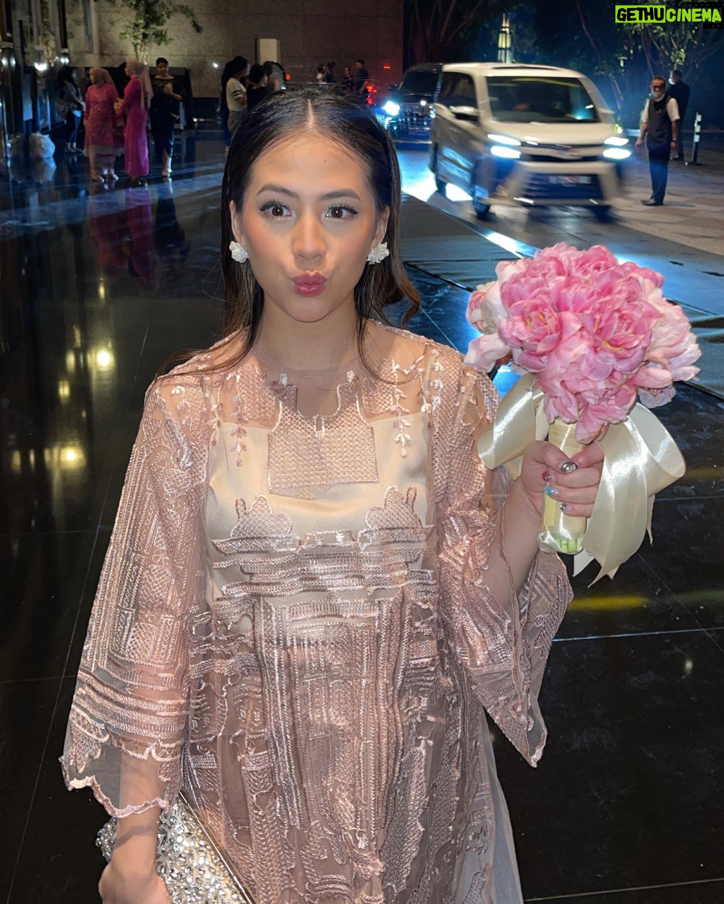 Adhisty Zara Instagram - happy wedding @debbypramestyaa & suamiik! . . styeld by @unadembler
