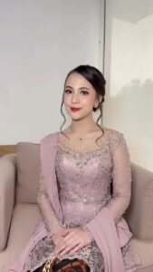 Adhisty Zara Instagram - Elegant and chic @zaraadhsty wearing mauve kebaya from @lavienaweddinggallery Makeup @shierlymakeupartist | Hairdo @dndahairstylist #inspirasikebaya #inspirasikebayamodern #inspirasikebayawisuda #kebayasister #kebayawisuda #kebayalamaran #lavienaweddinggallery