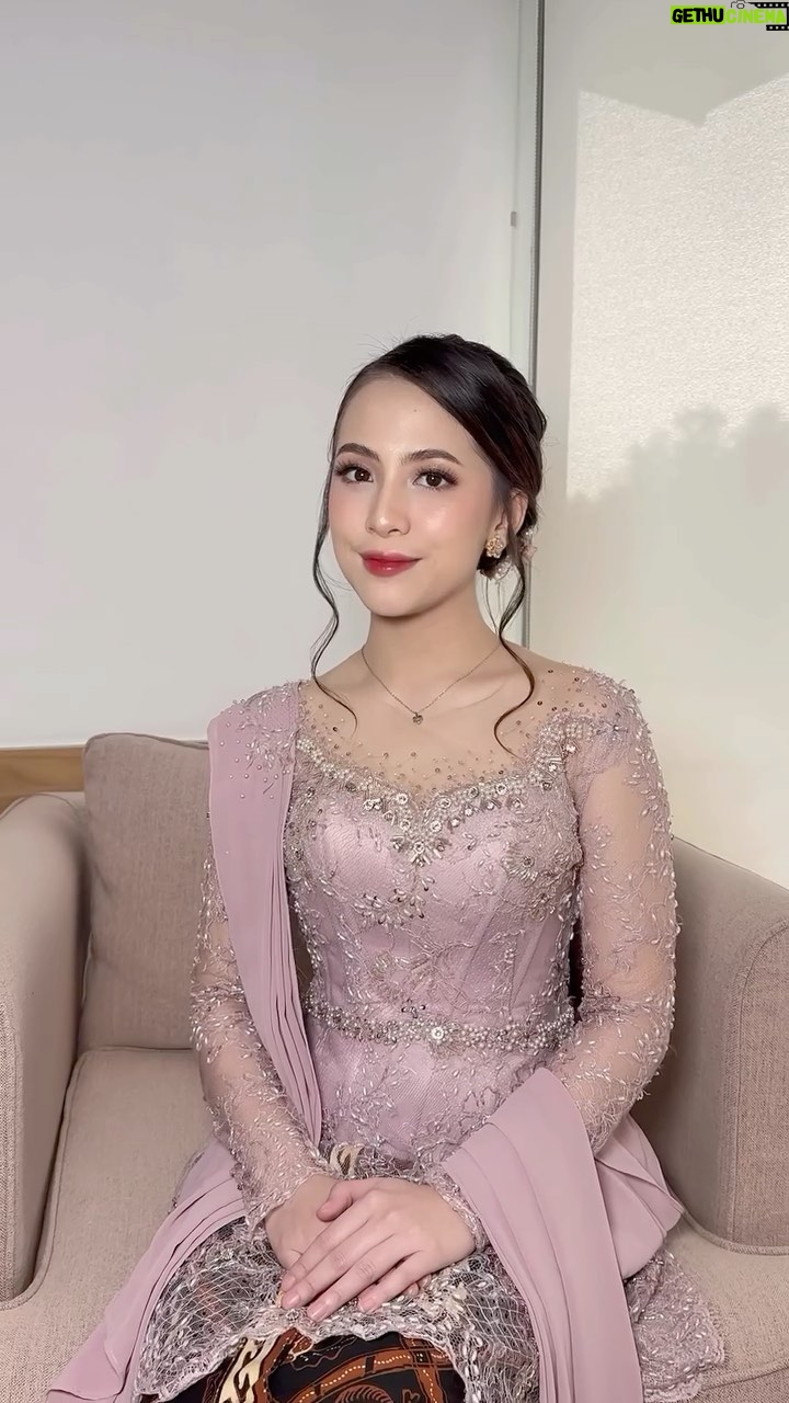 Adhisty Zara Instagram - Elegant and chic @zaraadhsty wearing mauve kebaya from @lavienaweddinggallery Makeup @shierlymakeupartist | Hairdo @dndahairstylist #inspirasikebaya #inspirasikebayamodern #inspirasikebayawisuda #kebayasister #kebayawisuda #kebayalamaran #lavienaweddinggallery