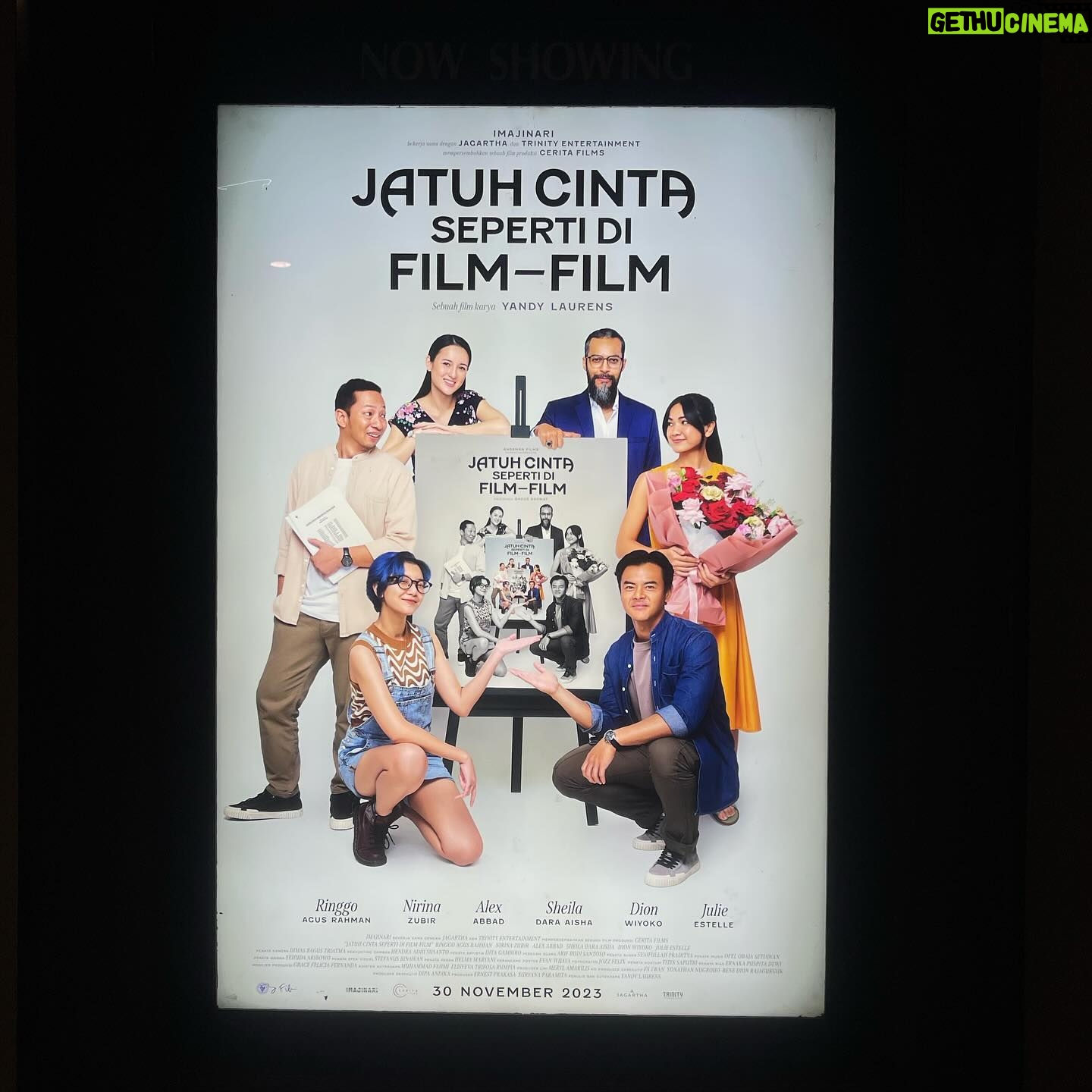 Adhisty Zara Instagram - Aku udah nonton “Jatuh Cinta Seperti Di Film-Film” di bioskop. Duh.. gak berasa nontonnya kebawa emosi dan sampe ga nyadar kalo filmnya hitam putih. Sempet netes air matanya pdhl scene sedihnya udah lewat, segitunya.. Semuanya terasa natural sekali, relate sekali, dan terasa tulus sekali. soundtrakcnya juga mantap!! Bisa dipastikan ini film favorit aku tahun ini.. Dari sebelum nonton udh yakin kalo ini akan jd film yg bagus banget karena semua karya ka @yndlaurens udah pasti TOP! Emak @nirinazubir_ sm abah @ringgoagus ihhhhh gemes🥺🤍 sampe gak nyangka kl itu emak abah.. bagus bangeeet. Nonton di bioskop!!!