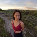 Adhisty Zara Instagram - Moment @zaraadhsty di padang savana Sumba, menunjukkan bahwa setiap petualangan adalah cerita yang menunggu untuk diceritakan. 🌾💫 #sumba #balitosumba #opentripsumba #toursumba #tripsumba #zaraadhisty