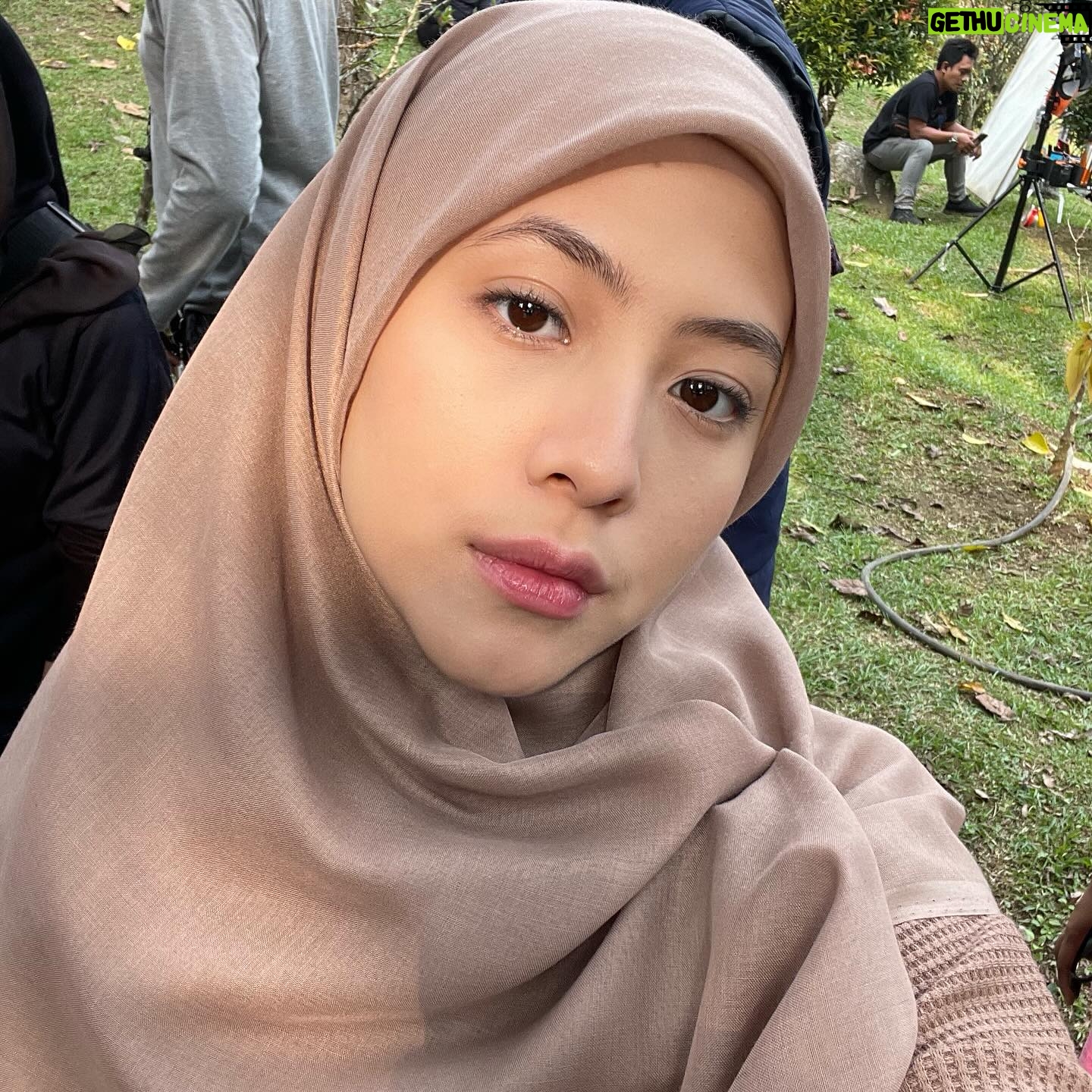 Adhisty Zara Instagram - beberapa foto bts shooting film “MUNKAR” yg akan tayang besokkk!!!! siap gak nontonnyaa?😜
