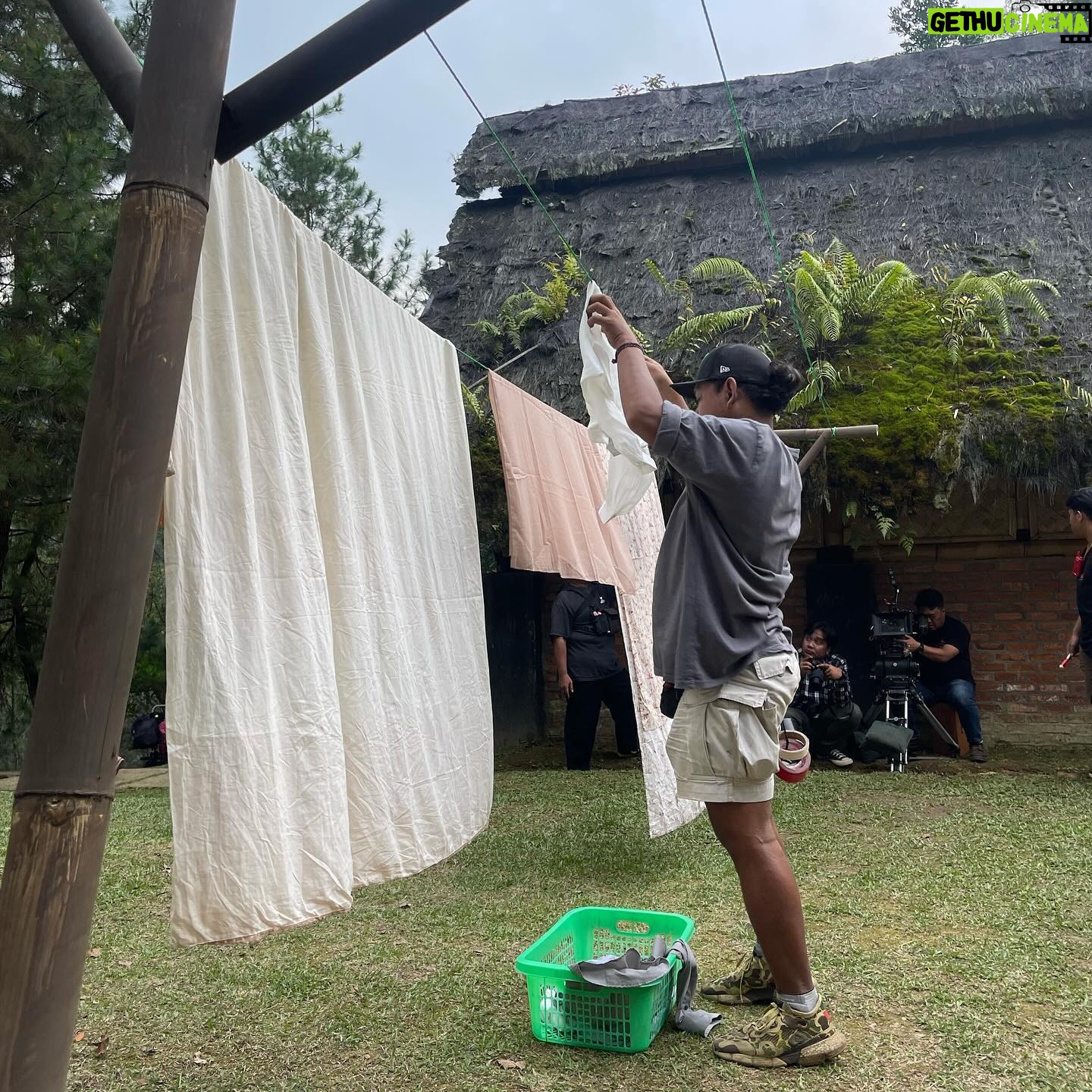 Adhisty Zara Instagram - beberapa foto bts shooting film “MUNKAR” yg akan tayang besokkk!!!! siap gak nontonnyaa?😜