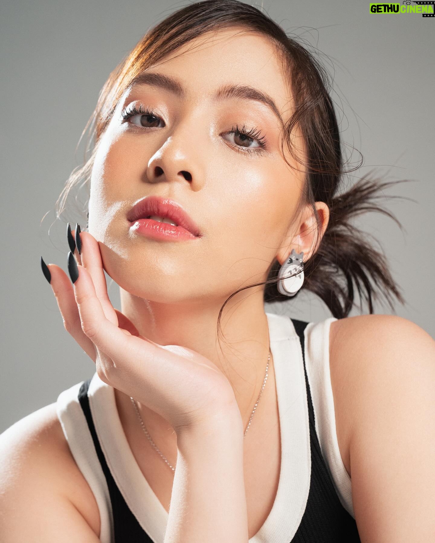 Adhisty Zara Instagram - #STARRING @zaraadhsty All in @katespadeny Photographer @winstongomez #winstongomez Stylist @carolinemeliala Mua @kikylutan Hair @ade_ragil_hairdo Studio @11.11studiojakarta Nails @linneabeautybar_id