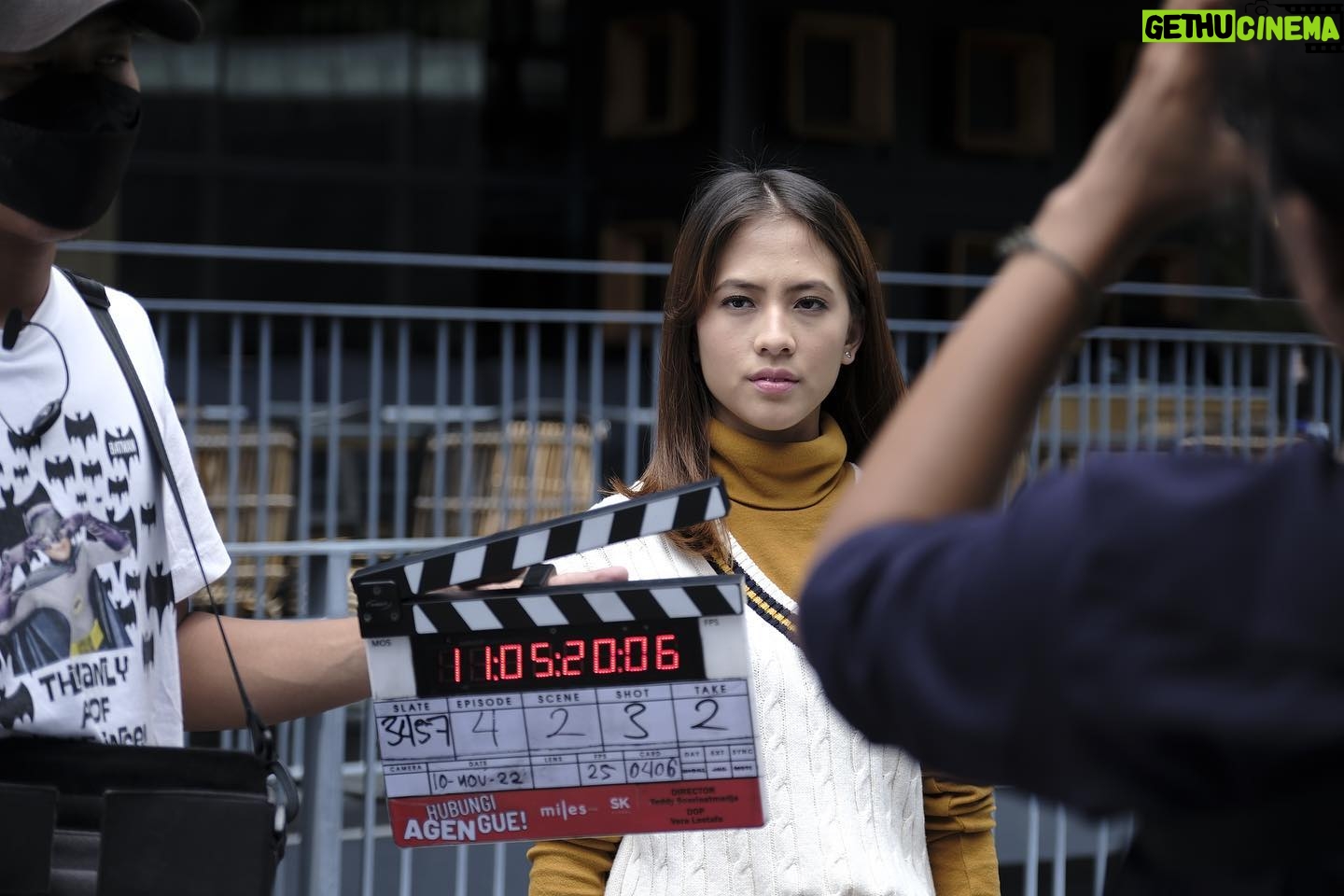 Adhisty Zara Instagram - Kevin itu partner yang menyenangkan untuk kerja, selama shooting tapi kalo adegan marah marahnya beneran soalnya kevin itu emg bikin org sebel, tapi itulah kevinnn😡 HAHAHA Nah! kalau kalian mau tau seluk beluk industri hiburan Indonesia, kalian harus nonton serial “Hubungi Agen Gue” karena disini tiap episode pasti ada actor2 yang keren, dan tentunya dengan problematika/drama dunia hiburan yang nyata dan sering terjadi lhoo😜 Jangan lupa ya, streaming sekarang juga Hubungi Agen Gue di Disney Hotstar @disneyplushotstar