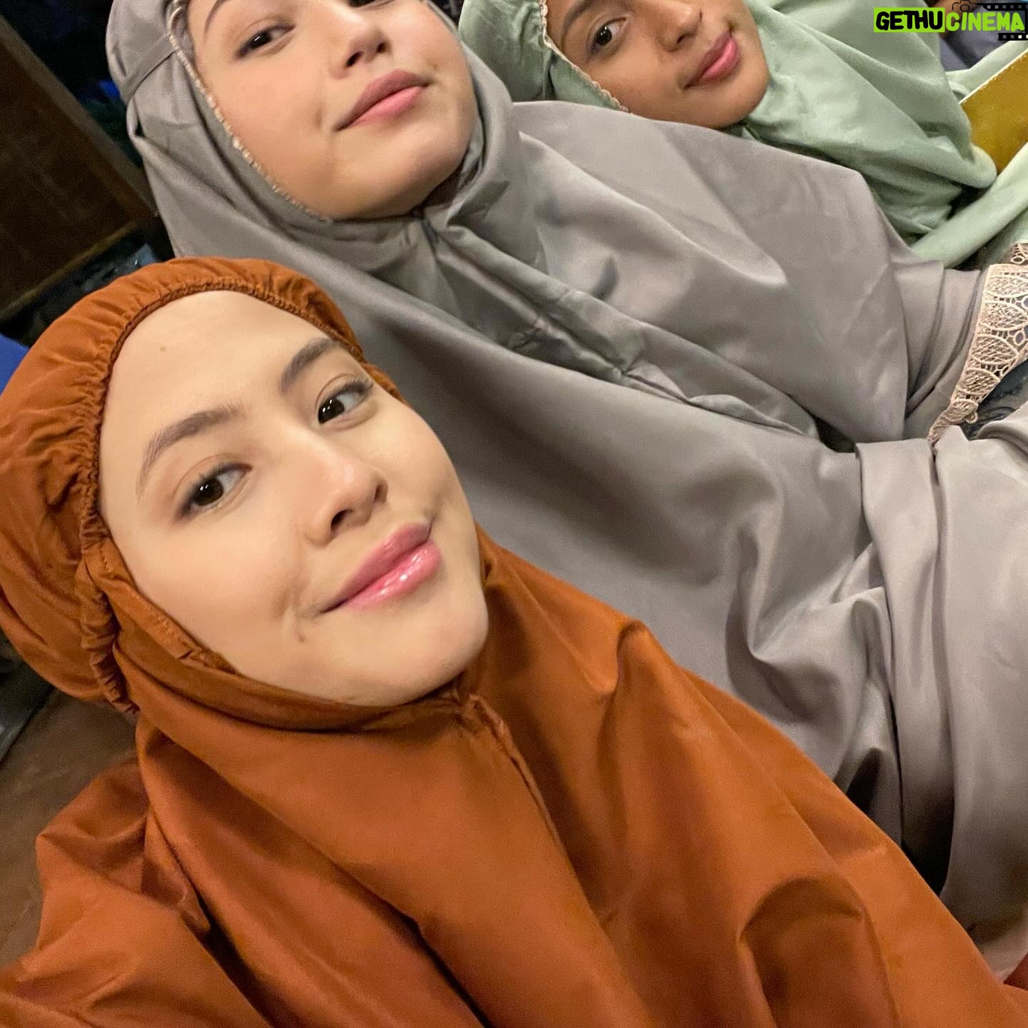 Adhisty Zara Instagram - beberapa foto bts shooting film “MUNKAR” yg akan tayang besokkk!!!! siap gak nontonnyaa?😜