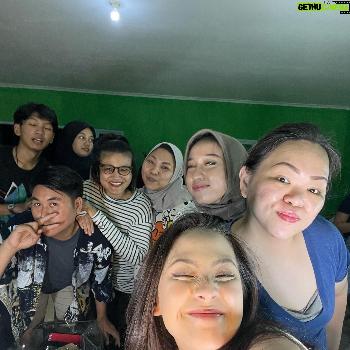 Adhisty Zara Instagram - beberapa foto bts shooting film “MUNKAR” yg akan tayang besokkk!!!! siap gak nontonnyaa?😜