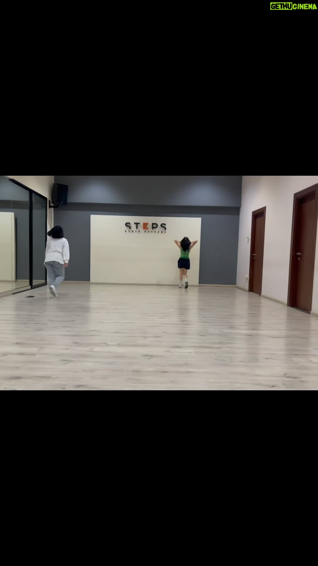 Adhisty Zara Instagram - Kali ini bareng sensei jkt48 @iinwaode dan gerakannya dikasih CHENTYL dikiiit HAHAHA! seru susah tp next kita coba lagi😋!! - - Song: Popular - @theweeknd (with Playboi Carti & Madonna)