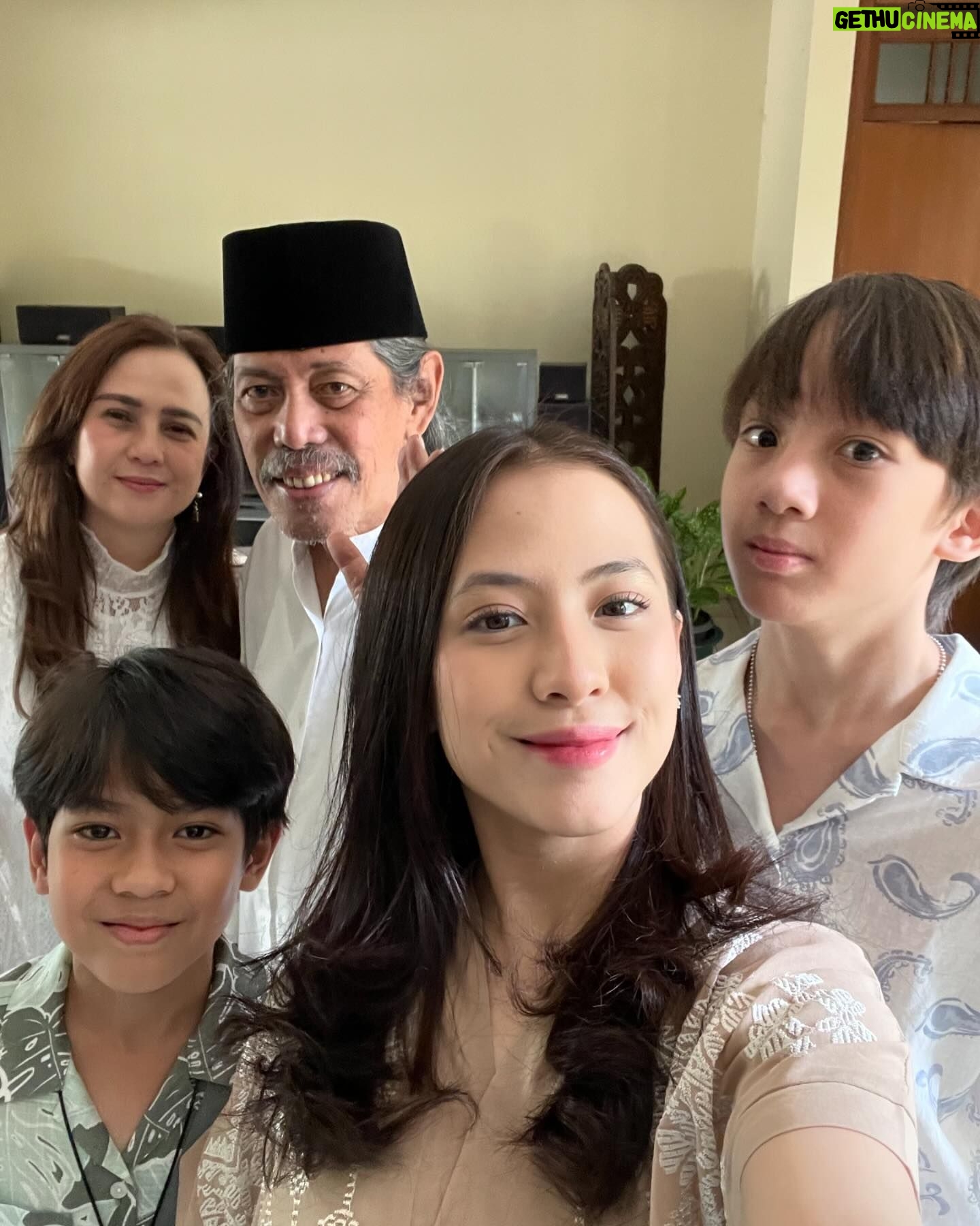 Adhisty Zara - 230.9K Likes - Selamat lebaran!!! Maaf lahir batin ya💝 (kurang anak pertama gi sakiedh)