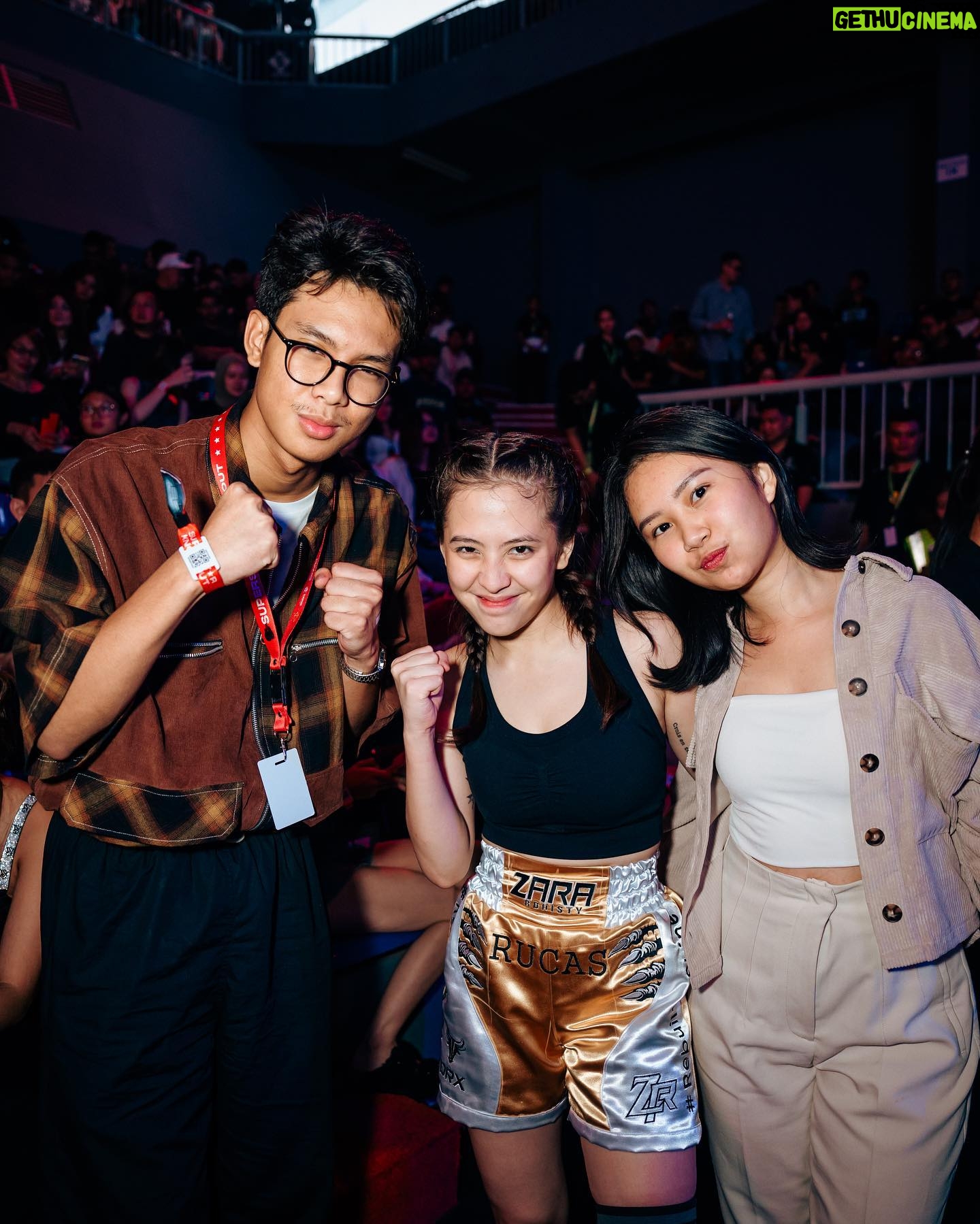 Adhisty Zara - 779.7K Likes - Kemarin adalah sebuah hari yng akhirnya gue lewatin. Dengan latihan kurang lebih di 10 hari jadilah kuda lumping😂😭
Terimakasih untuk @superstarknouckout atas pengalaman yng sangat seruu🔥🥊
Untuk kak lula @lulalahfah selamat atas kemanangannya! km keren banget!