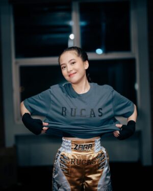 Adhisty Zara Instagram - Kemarin adalah sebuah hari yng akhirnya gue lewatin. Dengan latihan kurang lebih di 10 hari jadilah kuda lumping😂😭 

Terimakasih untuk @superstarknouckout atas pengalaman yng sangat seruu🔥🥊

Untuk kak lula @lulalahfah selamat atas kemanangannya! km keren banget!