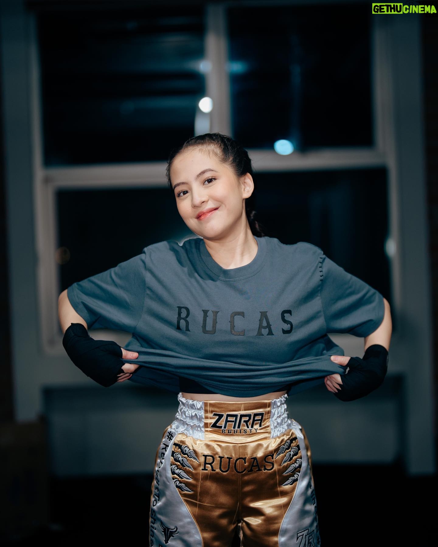 Adhisty Zara - 779.7K Likes - Kemarin adalah sebuah hari yng akhirnya gue lewatin. Dengan latihan kurang lebih di 10 hari jadilah kuda lumping😂😭
Terimakasih untuk @superstarknouckout atas pengalaman yng sangat seruu🔥🥊
Untuk kak lula @lulalahfah selamat atas kemanangannya! km keren banget!