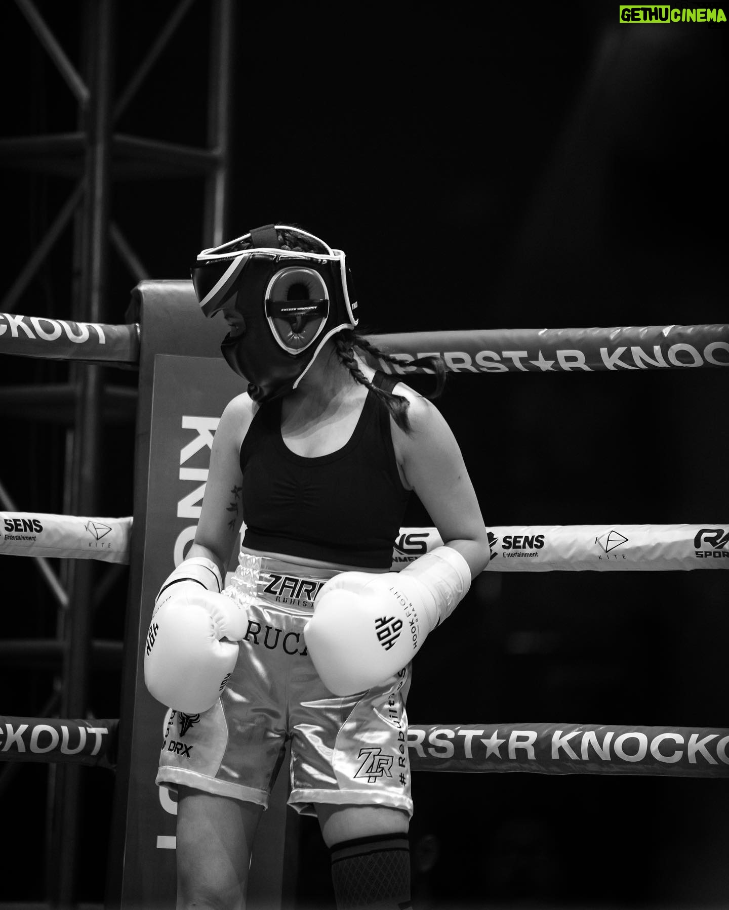 Adhisty Zara - 779.7K Likes - Kemarin adalah sebuah hari yng akhirnya gue lewatin. Dengan latihan kurang lebih di 10 hari jadilah kuda lumping😂😭
Terimakasih untuk @superstarknouckout atas pengalaman yng sangat seruu🔥🥊
Untuk kak lula @lulalahfah selamat atas kemanangannya! km keren banget!