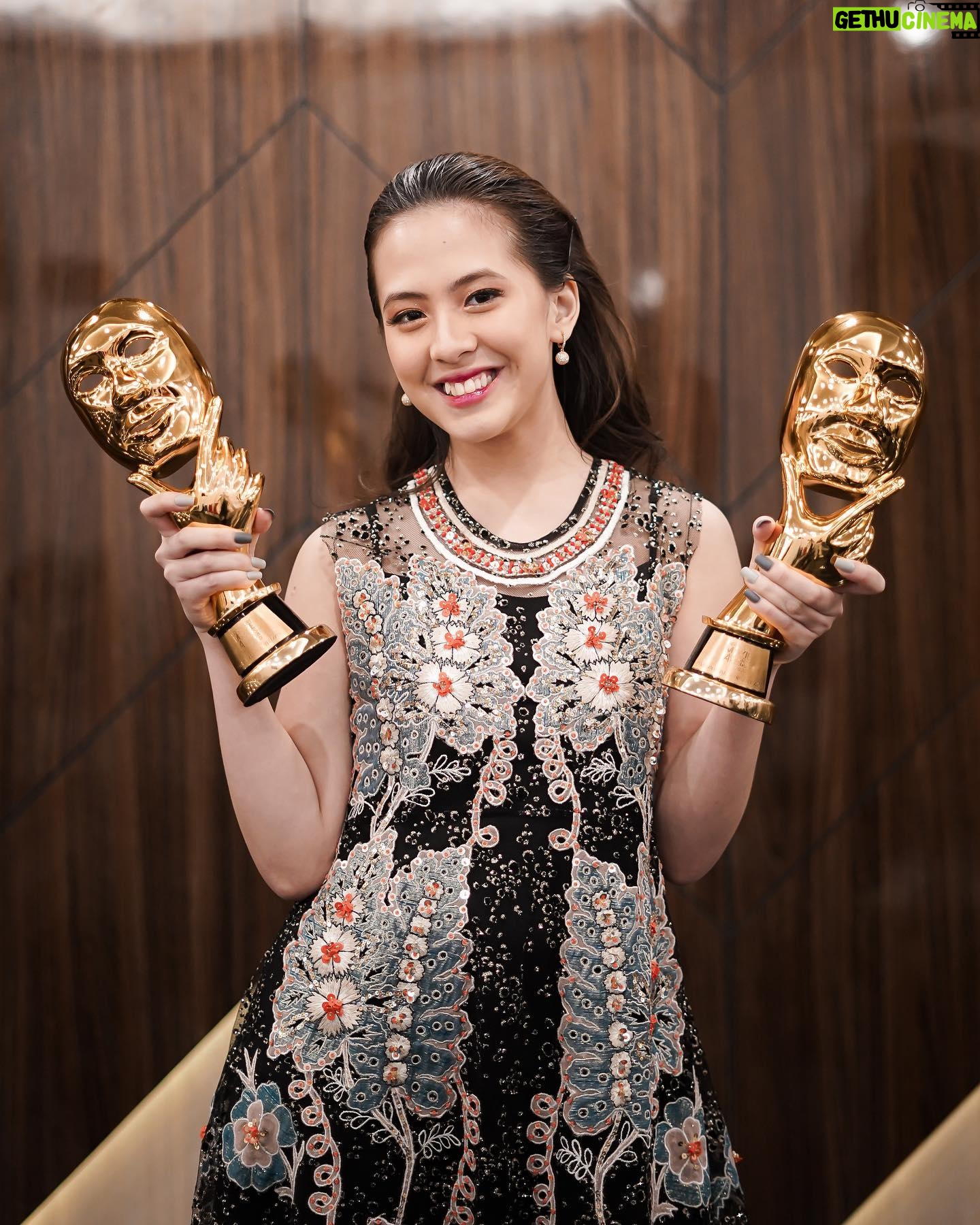Adhisty Zara - 531.4K Likes - Terimakasih banyak atas dukungannya❤️
.
.
in @biyanofficial dress for INDONESIA MOVIE ACTOR AWARDS 2020 ,makeup @ryanogilvy ,hairdo @chikievers ,jewelry @dominiquejewellery ,styled @wanda_haraa #wandaharaaproject ❤️ 📸 @snap.nuel