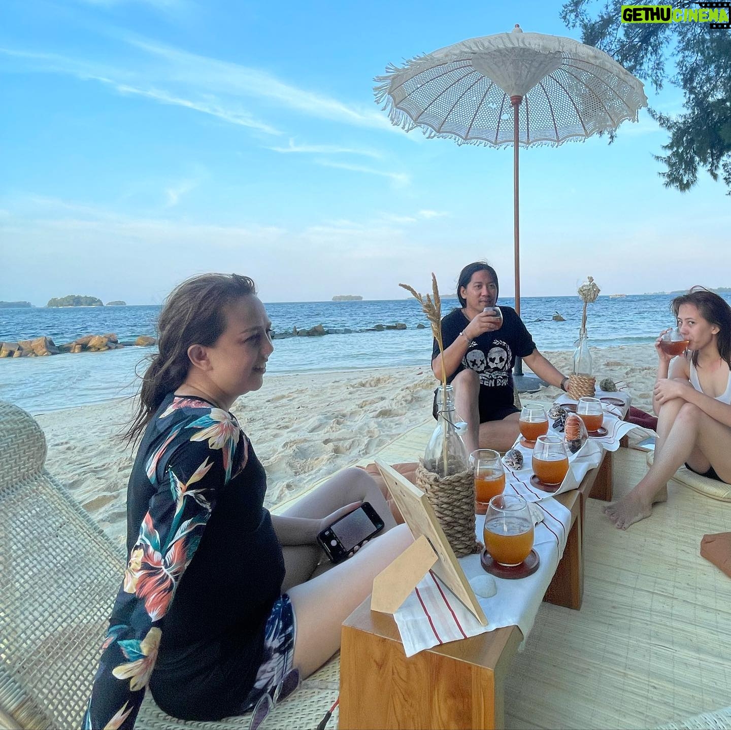 Adhisty Zara Instagram - Happy birthday ibuku cantik yang kadang centil kadang judes🤍 Goodluck for 2024 mam!!