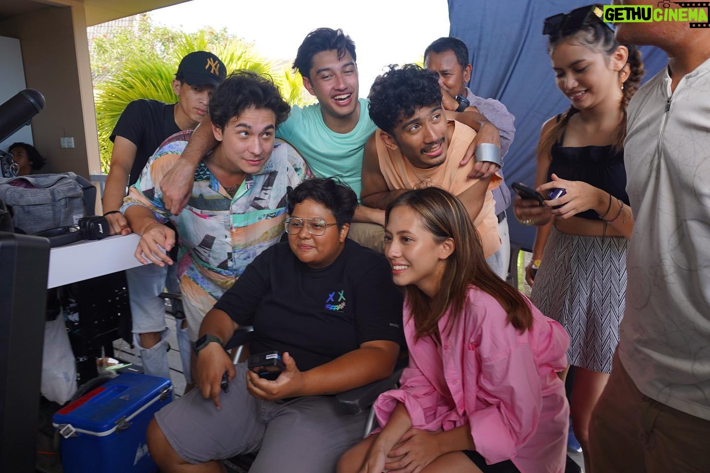 Adhisty Zara Instagram - Akhirnya sampai juga di eps terakhir #YOLOSeries 🥺 Seru ya lihat persahabatan mereka semua… gimana endingnya? Puas gak?