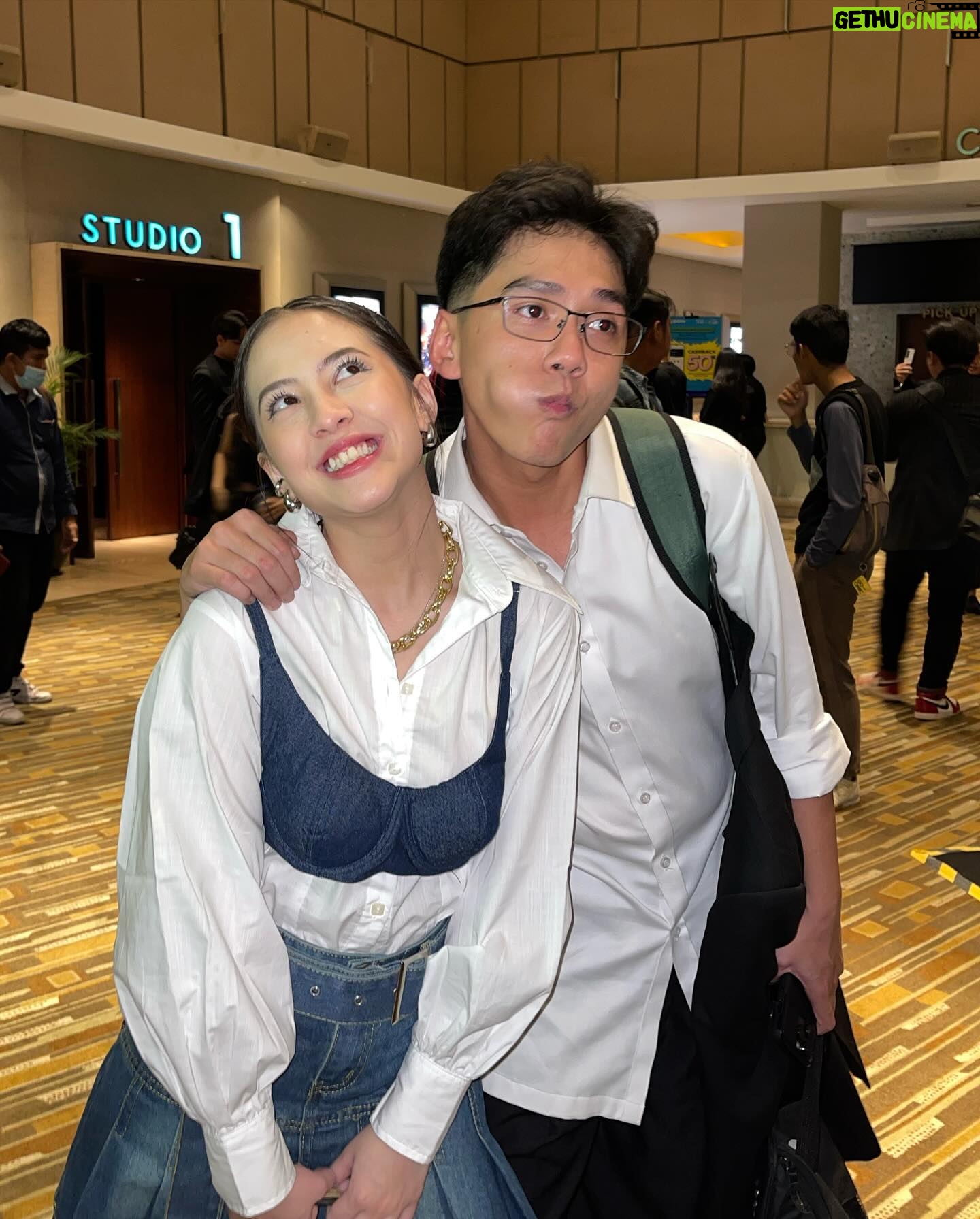 Adhisty Zara Instagram - Semalam berkesempatan hadir di Gala Premiere film “13 Bom Di Jakarta” film karya om @anggasasongko . - Pecahhhh!!!!! Terlalu banyak kejutan dalam film ini, merinding, keringet dingin, dan jd greget sendiri. Intinya BAGUS BGT! Selamat untuk semua yang terlibat dalam film keren ini, banggaa🤍 Rugi kalau gak nonton, 28 Desember 2023 di Bioskop! 📸: @armanfebryan