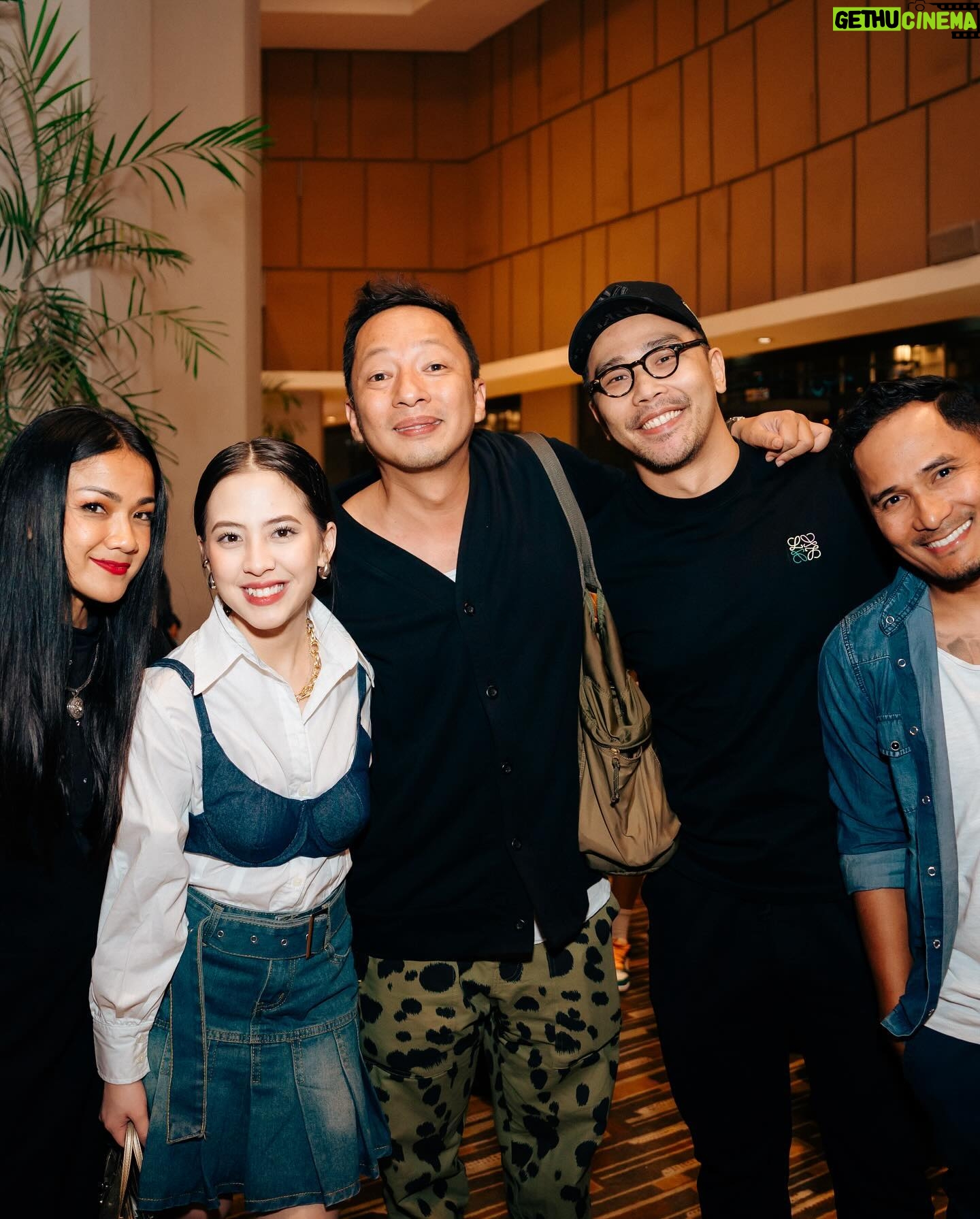Adhisty Zara Instagram - Semalam berkesempatan hadir di Gala Premiere film “13 Bom Di Jakarta” film karya om @anggasasongko . - Pecahhhh!!!!! Terlalu banyak kejutan dalam film ini, merinding, keringet dingin, dan jd greget sendiri. Intinya BAGUS BGT! Selamat untuk semua yang terlibat dalam film keren ini, banggaa🤍 Rugi kalau gak nonton, 28 Desember 2023 di Bioskop! 📸: @armanfebryan