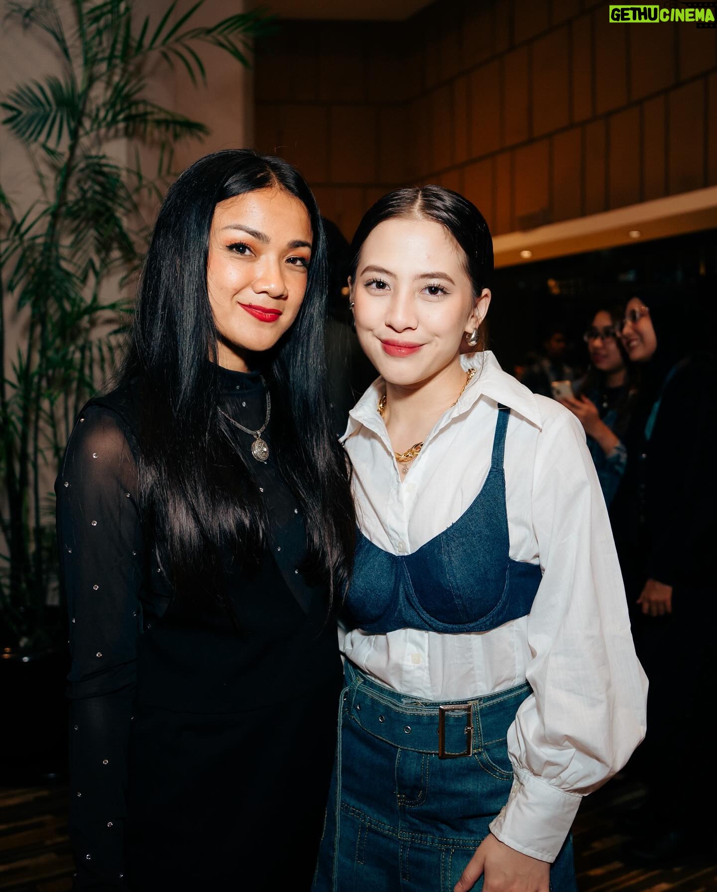 Adhisty Zara Instagram - Semalam berkesempatan hadir di Gala Premiere film “13 Bom Di Jakarta” film karya om @anggasasongko . - Pecahhhh!!!!! Terlalu banyak kejutan dalam film ini, merinding, keringet dingin, dan jd greget sendiri. Intinya BAGUS BGT! Selamat untuk semua yang terlibat dalam film keren ini, banggaa🤍 Rugi kalau gak nonton, 28 Desember 2023 di Bioskop! 📸: @armanfebryan