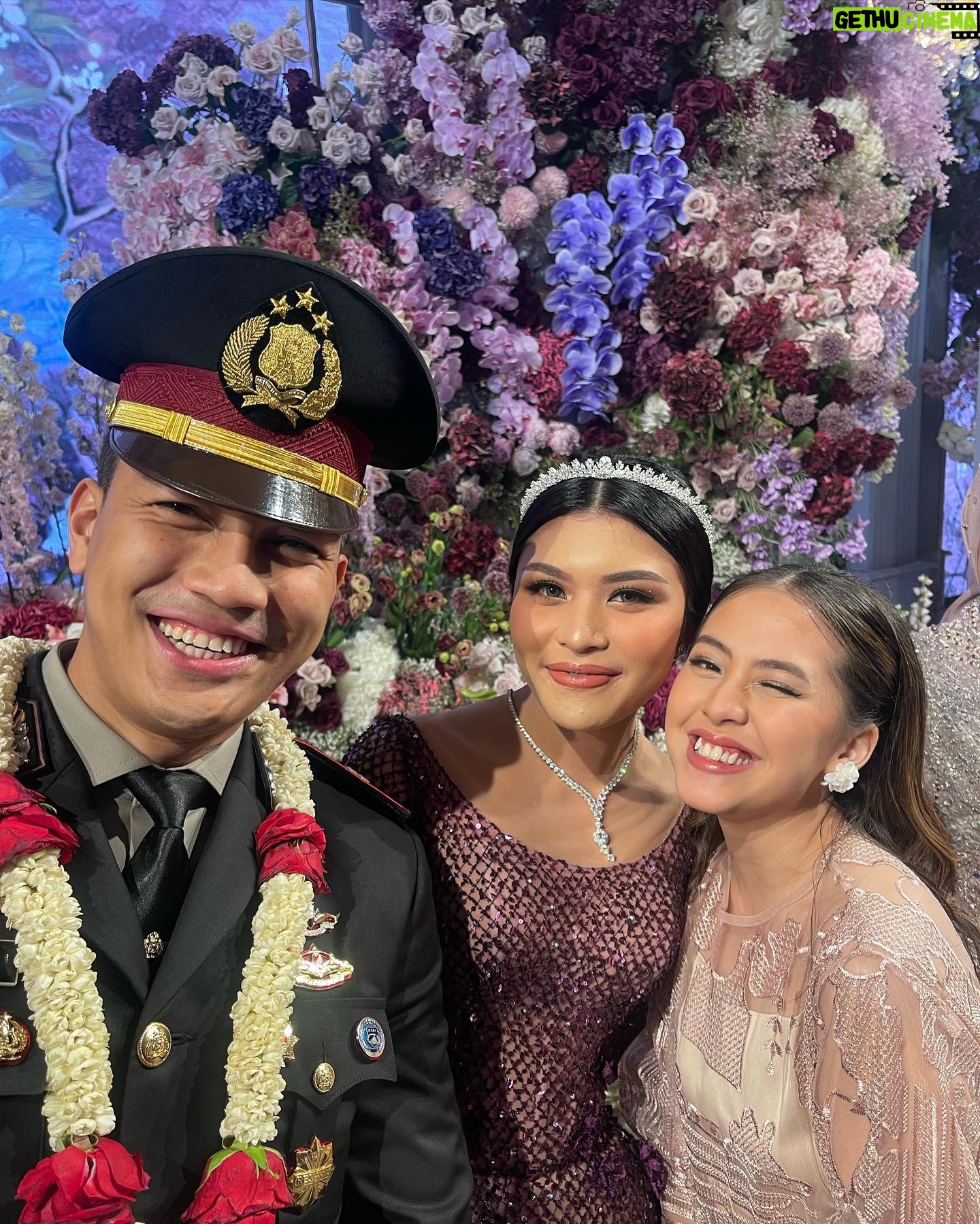 Adhisty Zara Instagram - happy wedding @debbypramestyaa & suamiik! . . styeld by @unadembler