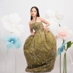 Adhisty Zara Instagram - Alice in Wonderland 🌸 🌺🍃 #STARRING @zaraadhsty Photographer @winstongomez #winstongomez Stylist @carolinemeliala Mua @kikylutan Hair @ade_ragil_hairdo Studio @11.11studiojakarta Dress @adelinesther.co Decor florist @peparoses.id Nails @linneabeautybar_id #ZaraAdhisty