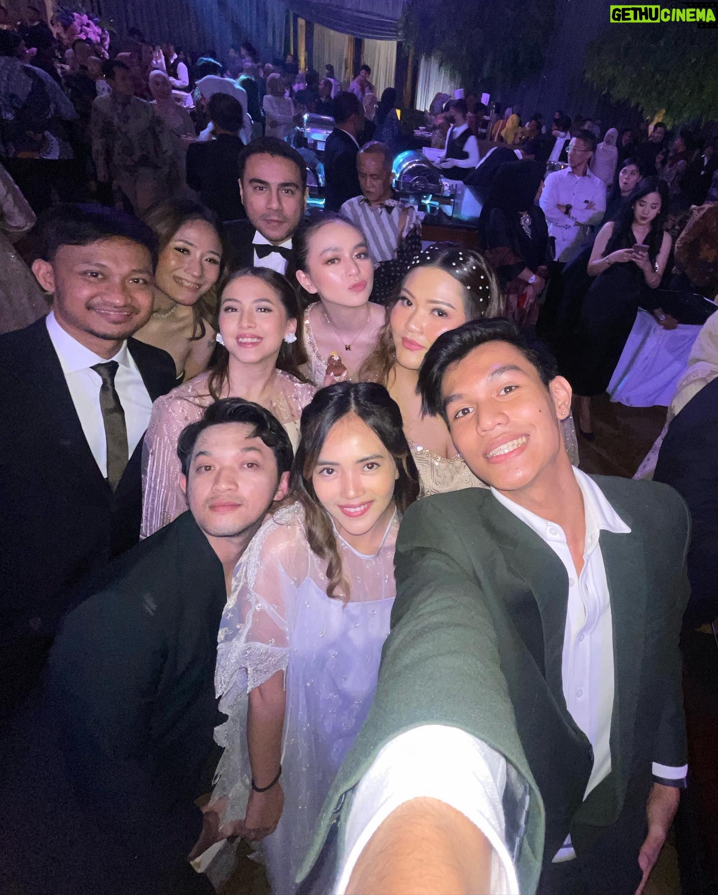 Adhisty Zara Instagram - happy wedding @debbypramestyaa & suamiik! . . styeld by @unadembler