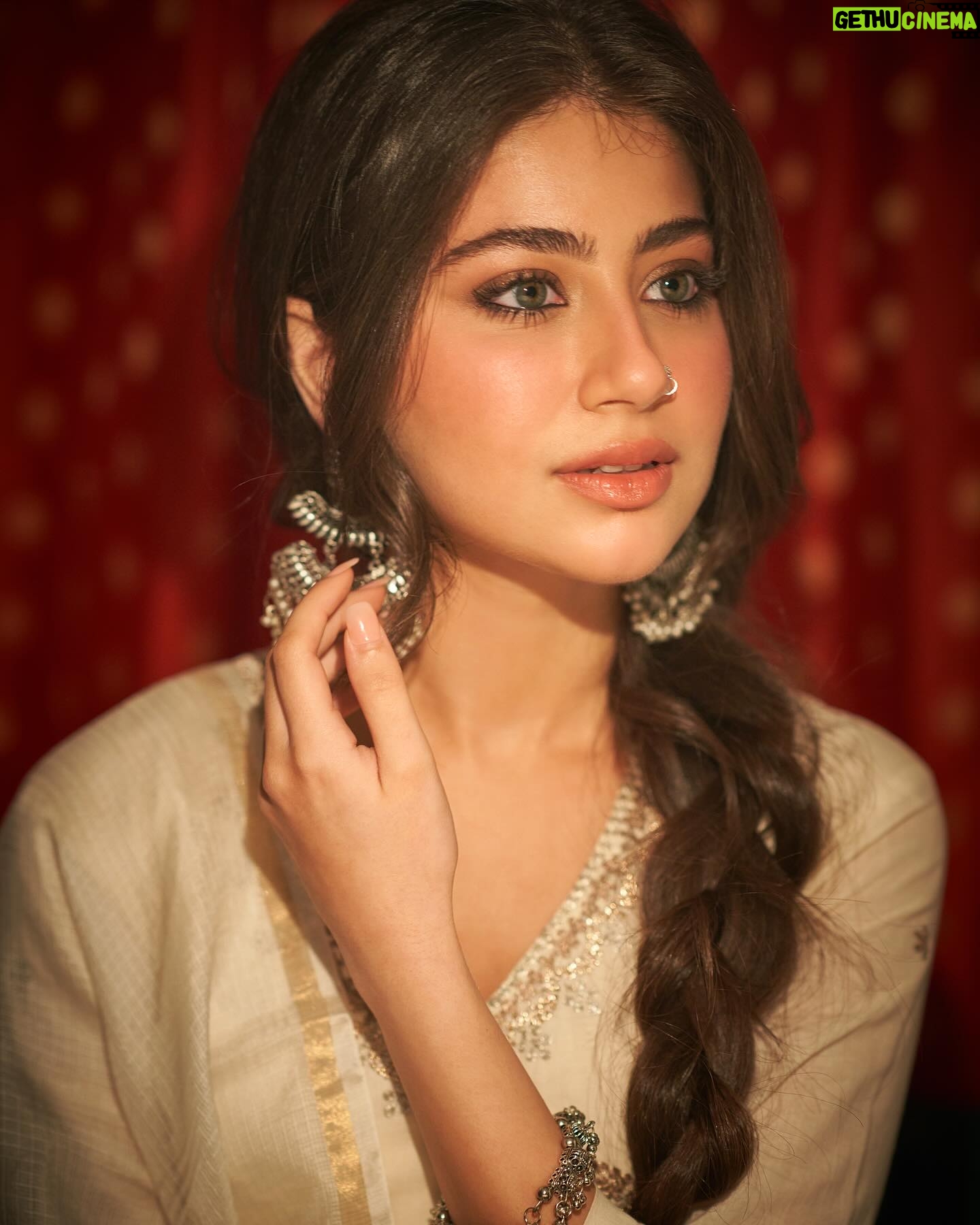 Aditi Bhatia Instagram - Apne upar itna bharosa rakho ki joh bhi tumhe khoyjaye yakinan royjaye ππ€ major throwback! π«Άπ» a look @rohanshrestha helped bring to life which held such a special place in my heart β¨ Make up by @makeupbyriddhima Styled by @sheefajgilani Hair by @swapnilkashid_