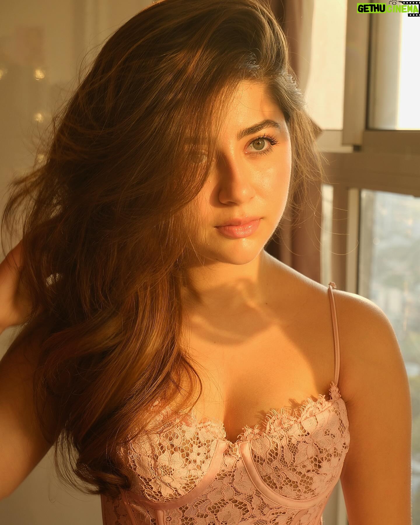 Aditi Bhatia Instagram - will you believe if i tell you these pics are clicked by my househelp 🎀