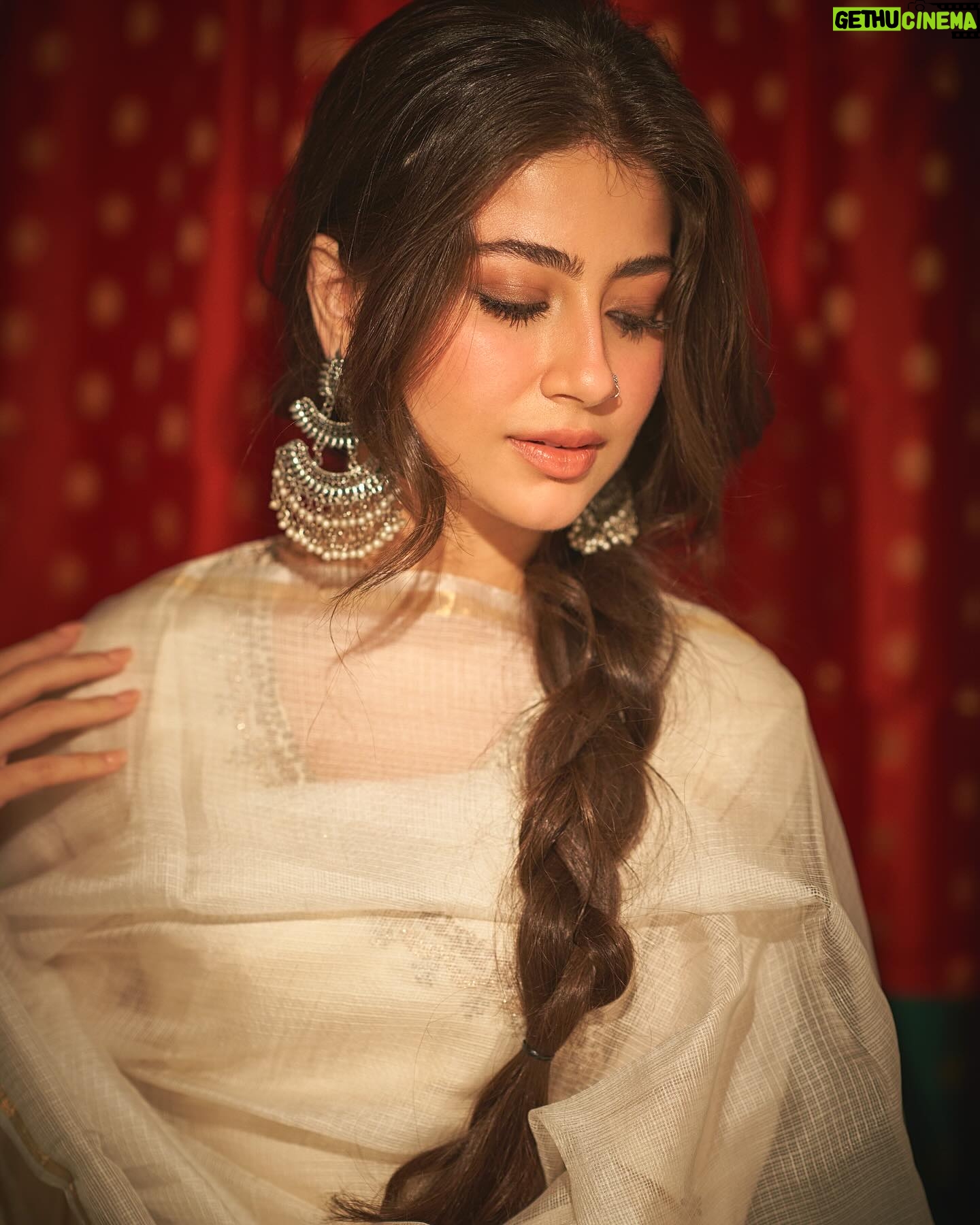 Aditi Bhatia Instagram - Apne upar itna bharosa rakho ki joh bhi tumhe khoyjaye yakinan royjaye ππ€ major throwback! π«Άπ» a look @rohanshrestha helped bring to life which held such a special place in my heart β¨ Make up by @makeupbyriddhima Styled by @sheefajgilani Hair by @swapnilkashid_