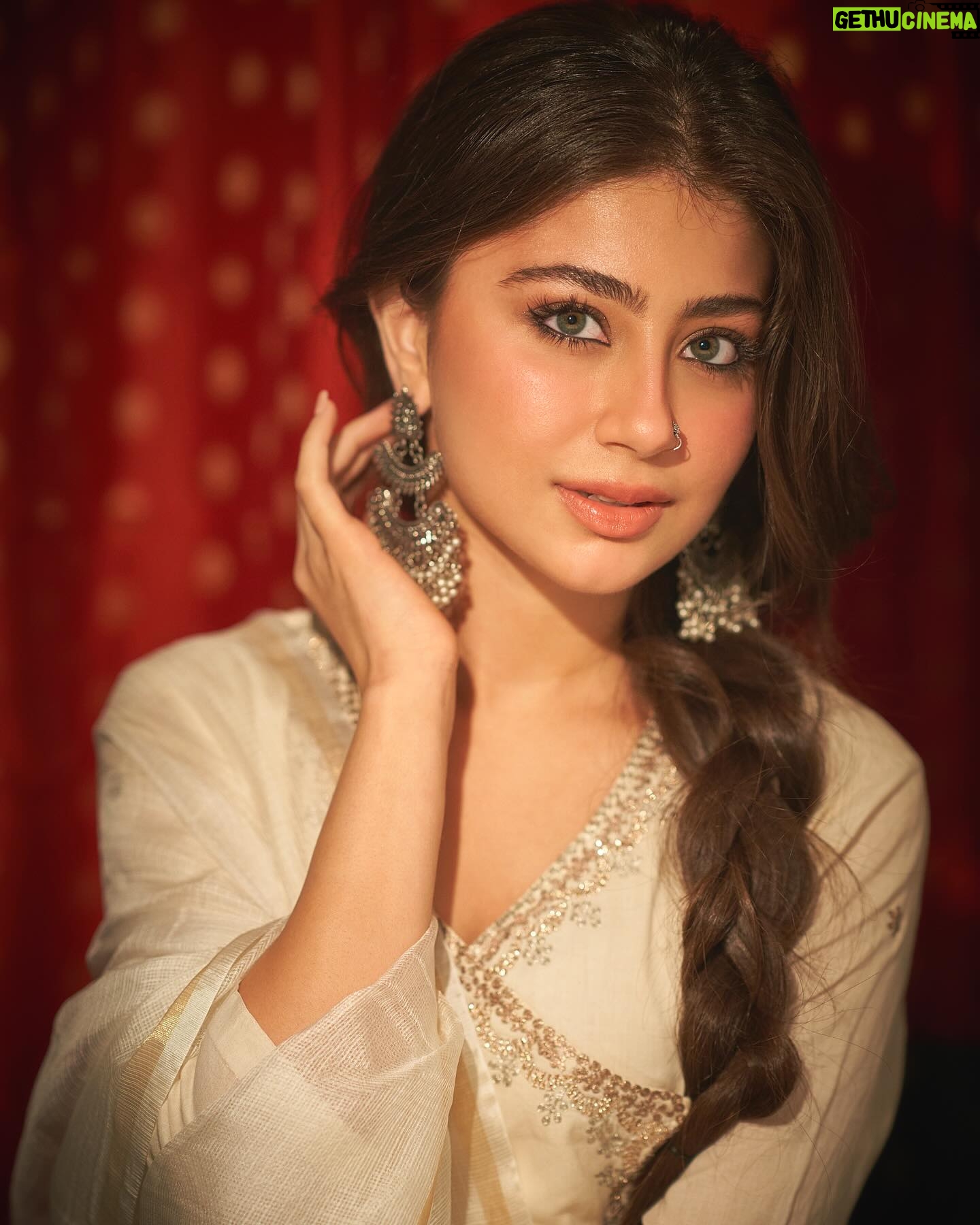 Aditi Bhatia Instagram - Apne upar itna bharosa rakho ki joh bhi tumhe khoyjaye yakinan royjaye ππ€ major throwback! π«Άπ» a look @rohanshrestha helped bring to life which held such a special place in my heart β¨ Make up by @makeupbyriddhima Styled by @sheefajgilani Hair by @swapnilkashid_