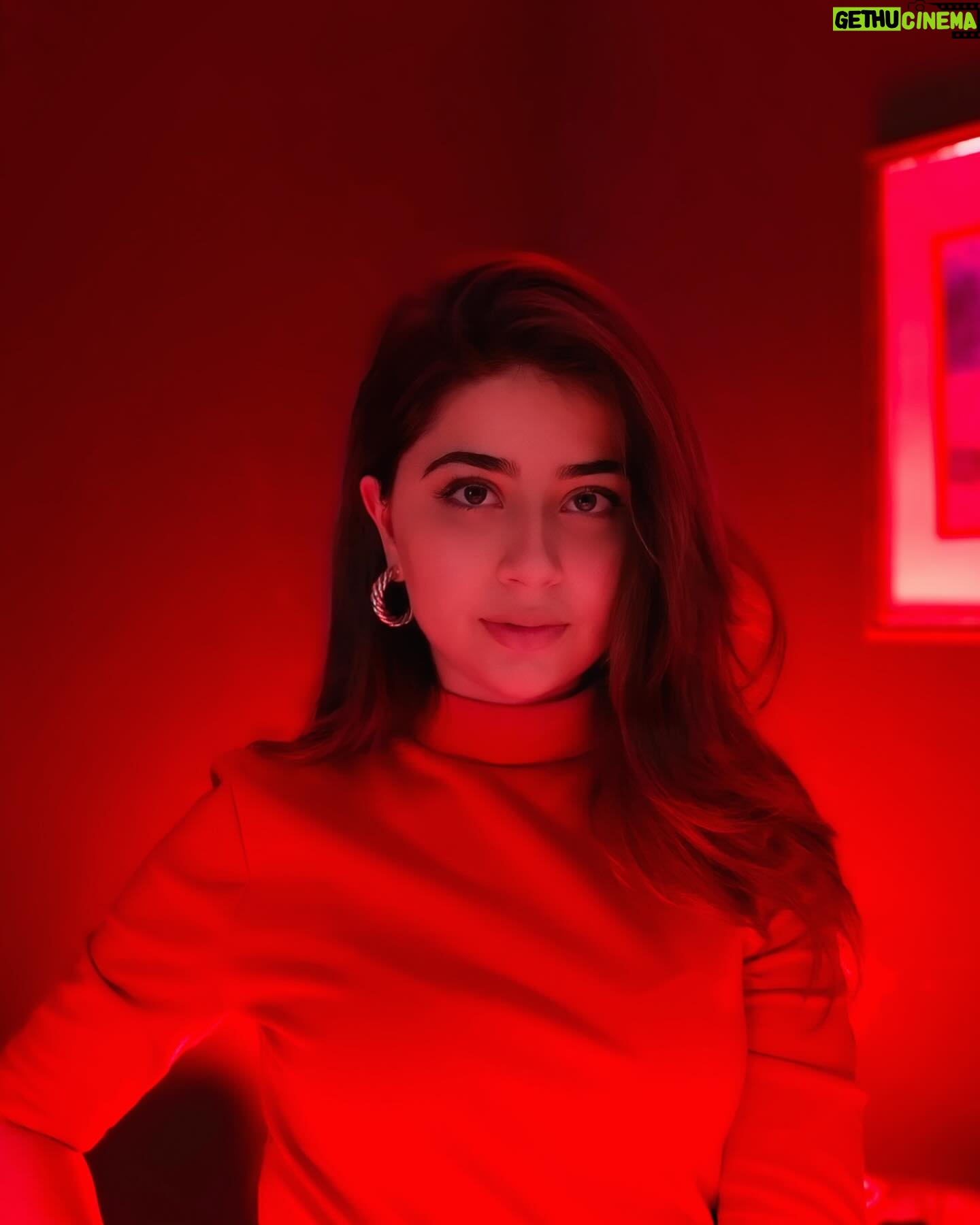Aditi Bhatia Instagram - With the vivo V30e’s Studio-Quality Aura Light, say hello to flawless protraits and unforgettable moments! Unleash your inner fashionista and #BeThePro. Prebook your vivo V30e now at www.vivo.com and use my coupon code - TMK0008CAA to avail some amazing discount. #vivoV30e #PROtrait #DesignPro #DelightEveryMoment #BeThePro