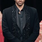 Aditya Roy Kapur Instagram – Did a thing with @kalkifashion ✨

#KALKIXAdityaRoyKapur #KALKI #GroomCouture #KALKIInara #LakmeFashionWeek