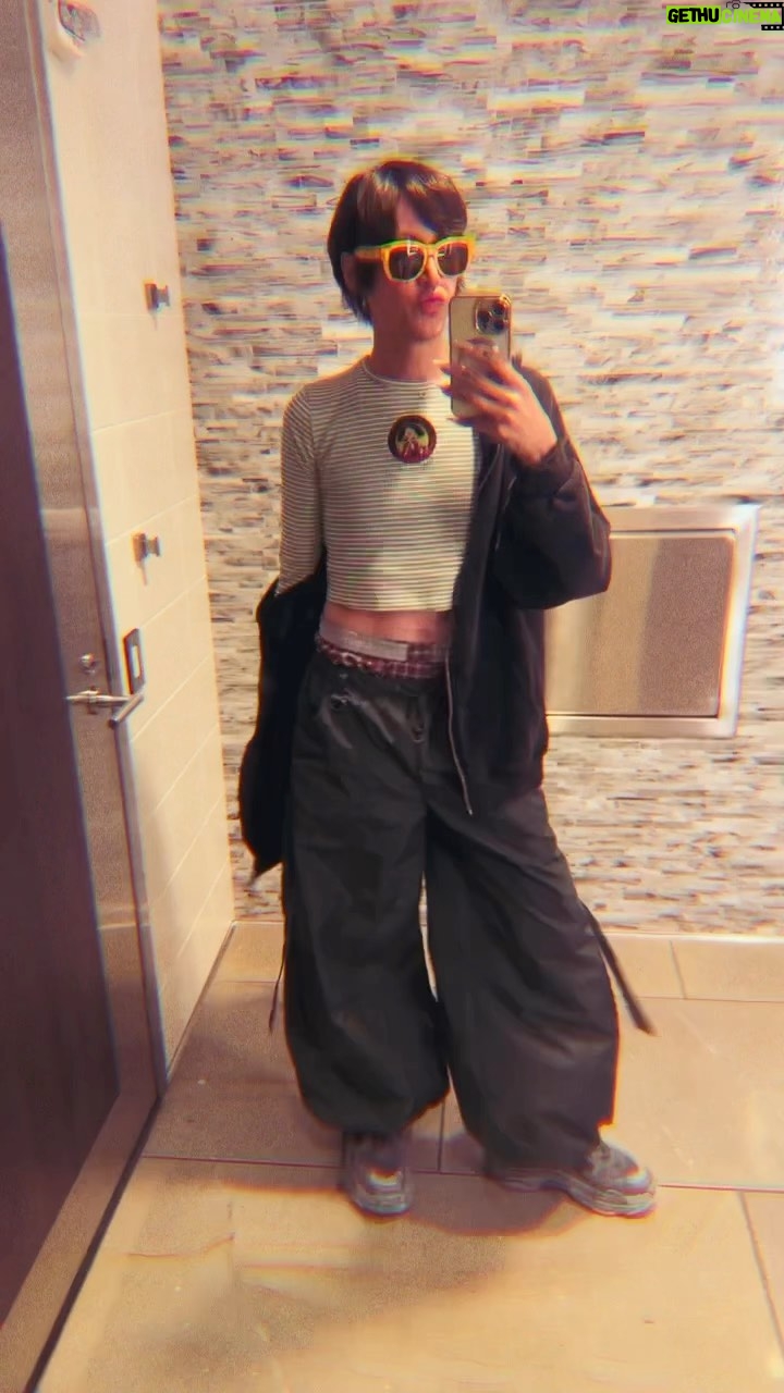 Adore Delano Instagram - Airport lounge supermodel documentary hour 💅🏼 #daria #jane #90s #mtv