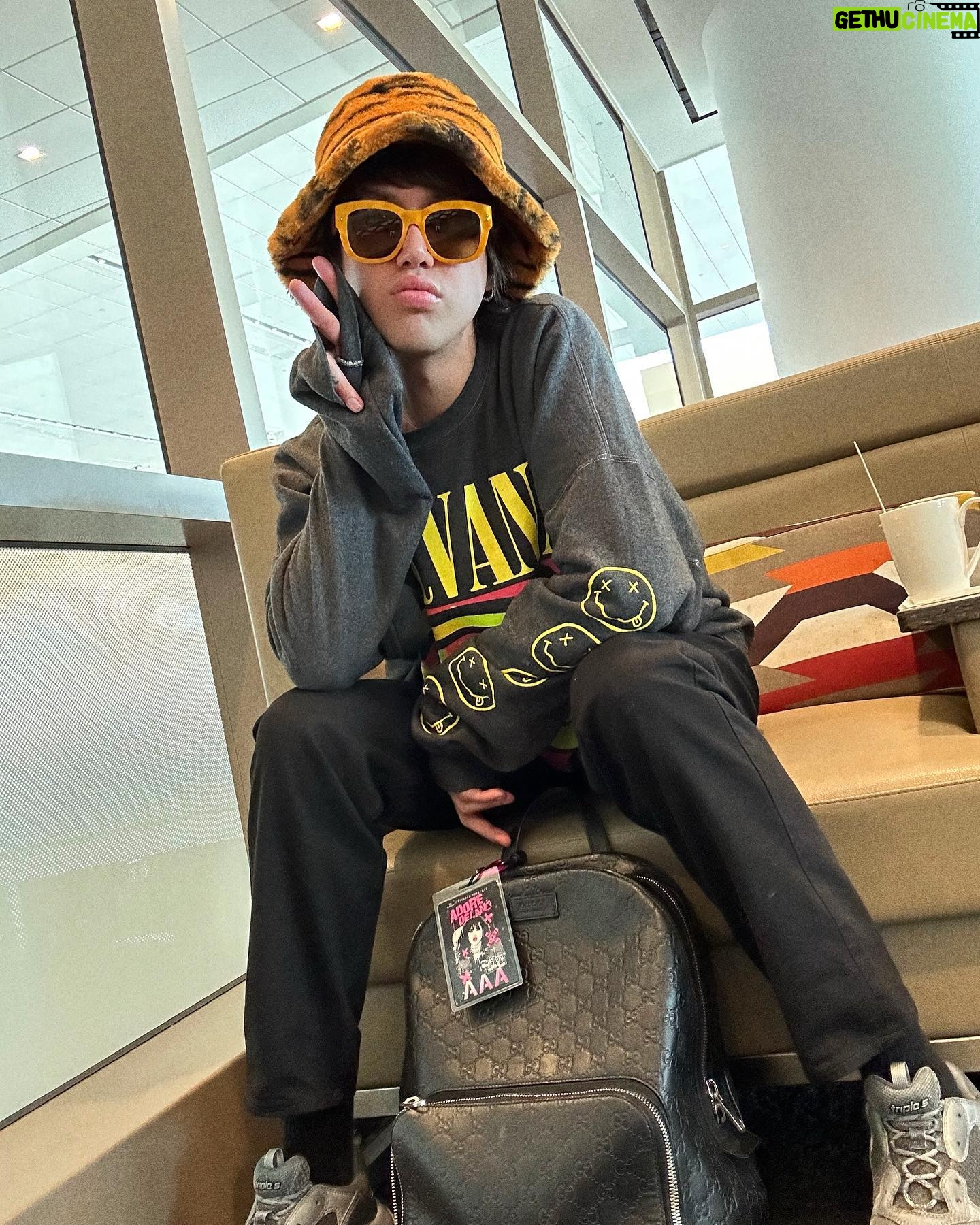 Adore Delano Instagram - 🛫 smile now fly later