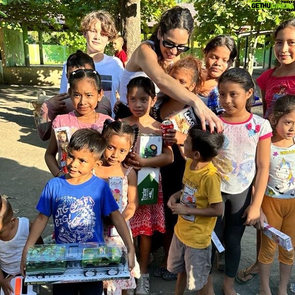 Adria Arjona Instagram - No hay mejor regalo que la sonrisa de un niño. Mi personaje preferido es el poder ser santa todos los años.