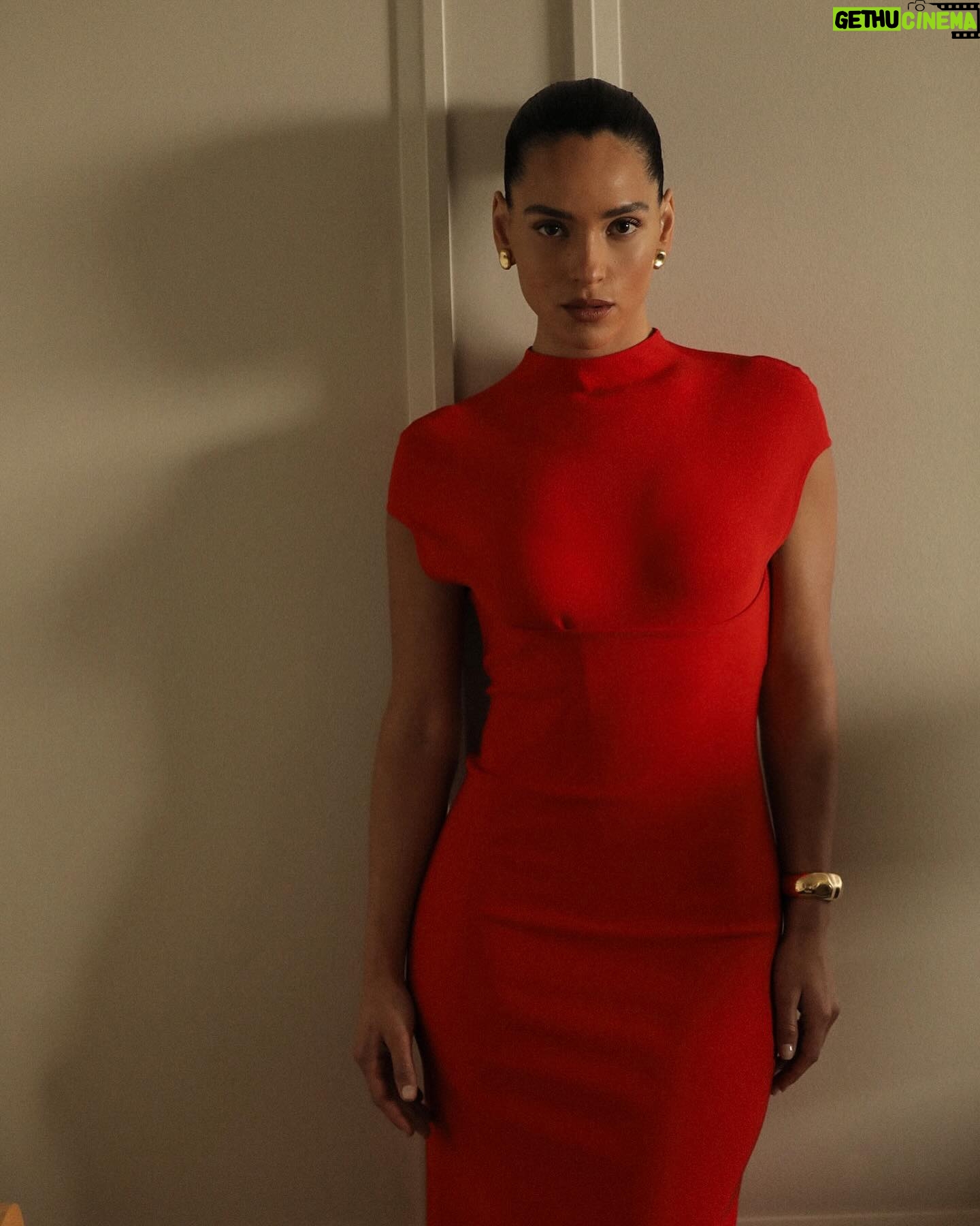 Adria Arjona Instagram - HIT MAN premier @netflixfilm love this movie so much can’t wait for you all to see this one.