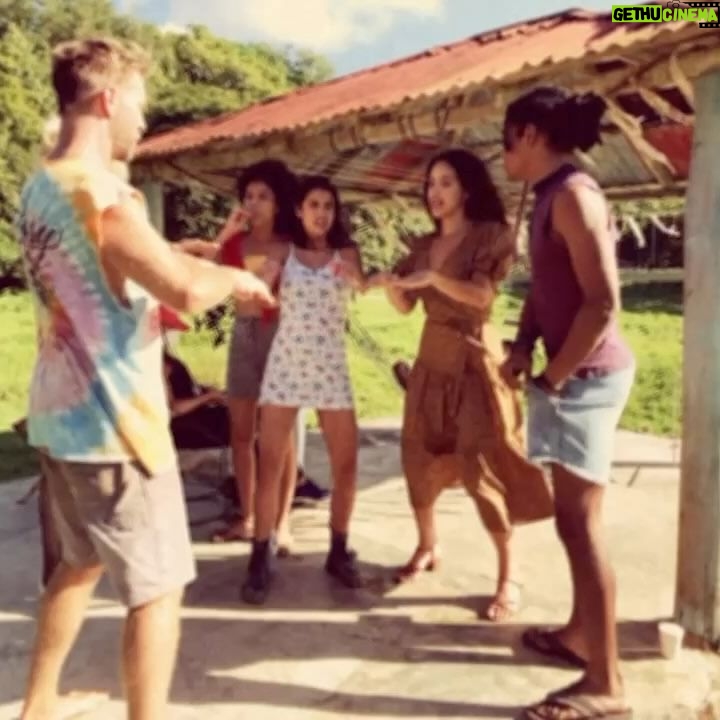 Adria Arjona Instagram - Enseñándole al gringo LOS FRIKIS @losfrikis.movie