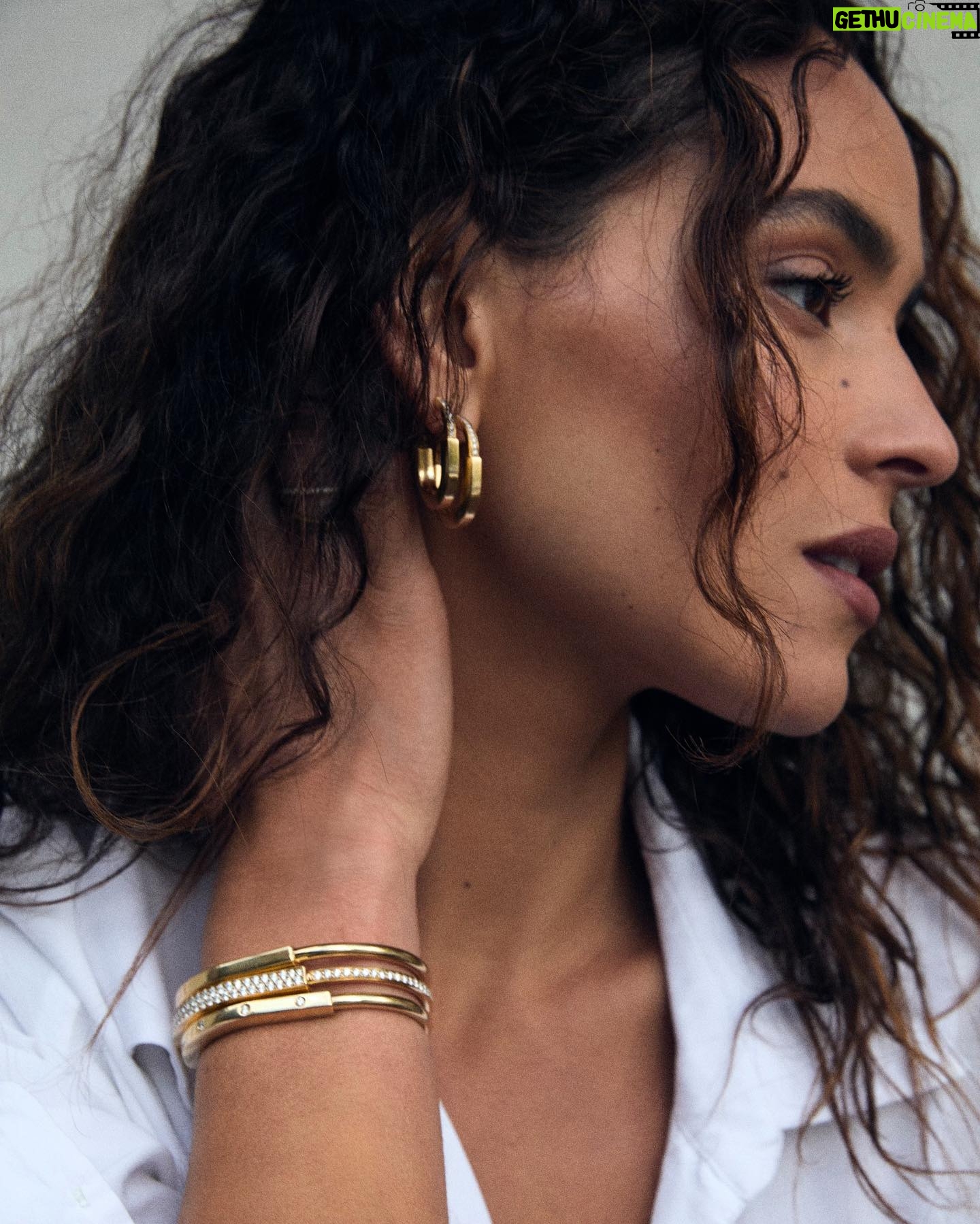 Adria Arjona Instagram - Locked up @tiffanyandco #Tiffanyandco #TiffanyIcons