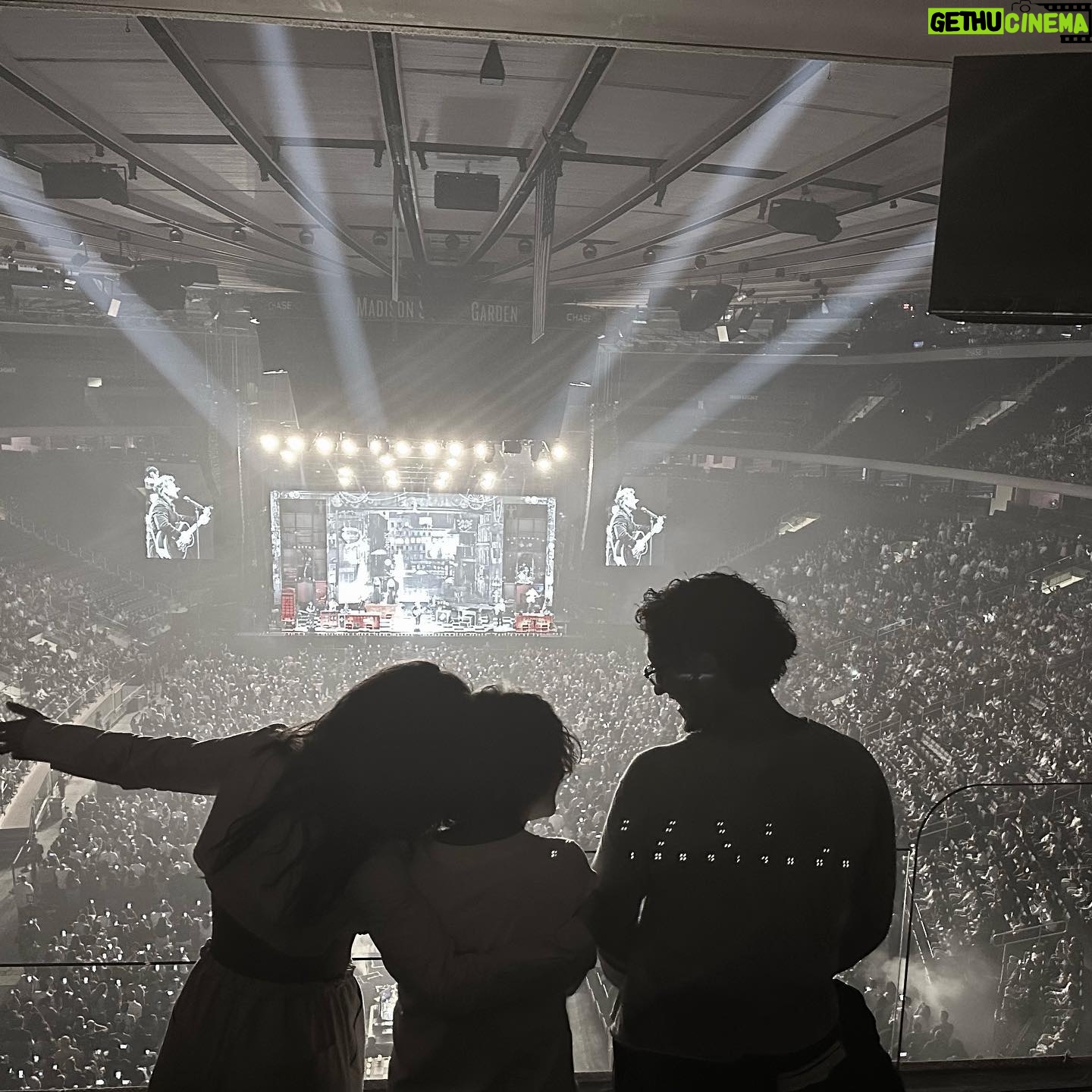 Adria Arjona Instagram - Que orgullo festejarte papá @ricardoarjona #blancoynegrotour